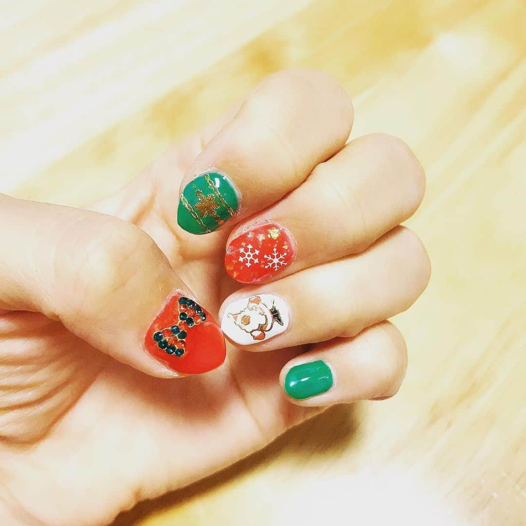 くぼたみかのインスタグラム：「🎁Feeling festive🎄 クリスマスネイル＆デコレーション💓 あー本当にクリスマスの雰囲気大好きだ❤️グッズも可愛いしイルミネーションも心がキラキラする🤩 みんなが幸せなクリスマスでありますように...(*ꆤ.̫ꆤ*)🎉  #christmas #christmasnail #selfnail #セルフネイル」