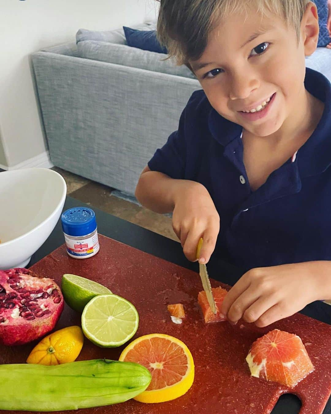 ペトラ・ネムコバさんのインスタグラム写真 - (ペトラ・ネムコバInstagram)「#WellnessGoals for Bodhi? 👦 @drdarylgioffre children!   Why? For snack they pick up broccoli  instead of candy and their bodies are alkaline which means that it doesn’t give chance to disease to survive.   Dive in to the incredible wealth of knowledge & research which Dr. D has. He is not just taking about it, (while in pain and imbalance as so many doctors) him & his family lives it and they are living example of health & thriving!   I have been living by alkaline guide lines and using Dr. D’s @getoffyouracid amazing products for many years and when I met my husband Ben him and his mom who were living in Paris have both been in love with it as well. Such a beautiful synchronicity. 🙌   We have our baby boy Bodhi on alkaline food as well, we are following Dr. D guidance, and since he started solids he has been sooo healthy and thriving. 🙏 His favorite food? Broccoli, green beans, pumpkin, quinoa... He just inhales them. That is how excited he is about them. 🤣 🥦 😋   With this photo of Dr. Daryl’s son Brayden he shared one of many wisdoms. “If they made it they will eat it!” I can’t wait to see Bodhi preparing his own organic regenerative food like this. 👏😃🙌  #FoodIsMedicine #WellnessFromWithIn #healthychildren #alkalinefood  #WellnessWednesday」12月9日 23時34分 - pnemcova