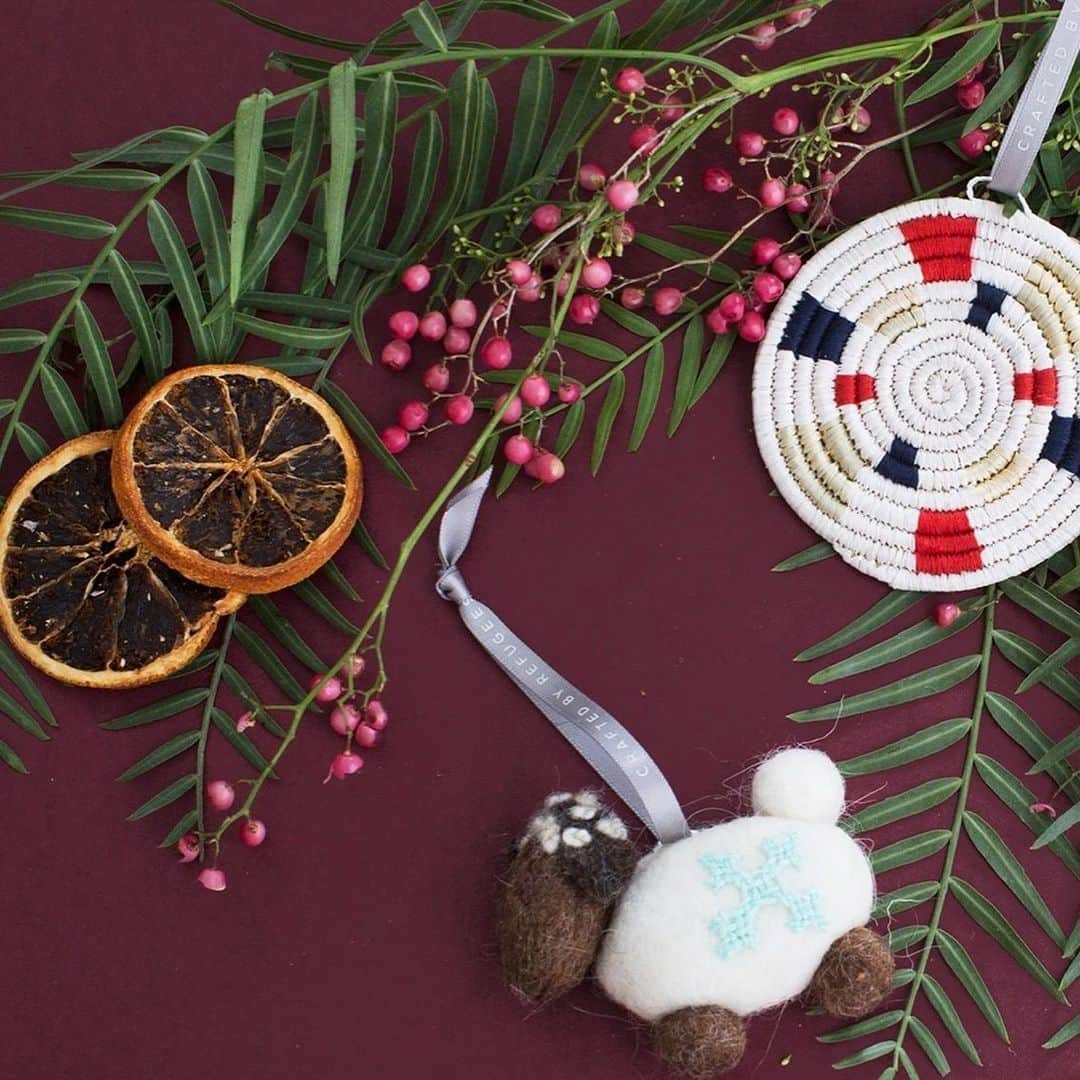 のインスタグラム：「Not sure if everyone has started their holiday shopping, or decorating their homes yet… but I wanted to share what I’m doing personally this year.   @made51_unhcr has an amazing holiday ornament collection handcrafted by @refugees from all over the world. I’ve ordered all of these for my friends and family and for my own home.  Let’s give back this holiday by supporting the incredible @made51_unhcr initiative and the talented refugee artisans that they work with.  Click the link in my bio.」