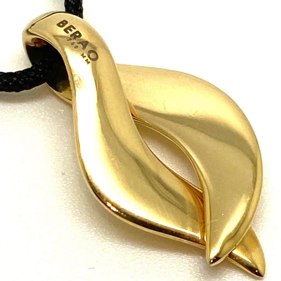 ホアキンベラオのインスタグラム：「Colgante de oro de la colección Dayak. Planifica tus Compras Navideñas en nuestra Tienda Online」