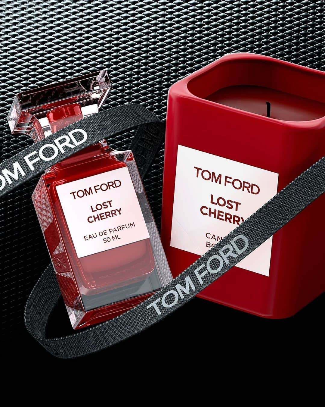 トムフォードさんのインスタグラム写真 - (トムフォードInstagram)「Immerse yourself in the full-bodied, candy-like gleam of Lost Cherry, a provocative Private Blend scent. @tomfordbeauty #TOMFORD #TFLOSTCHERRY #PRIVATEBLEND #TFGIFTS」12月9日 23時31分 - tomford