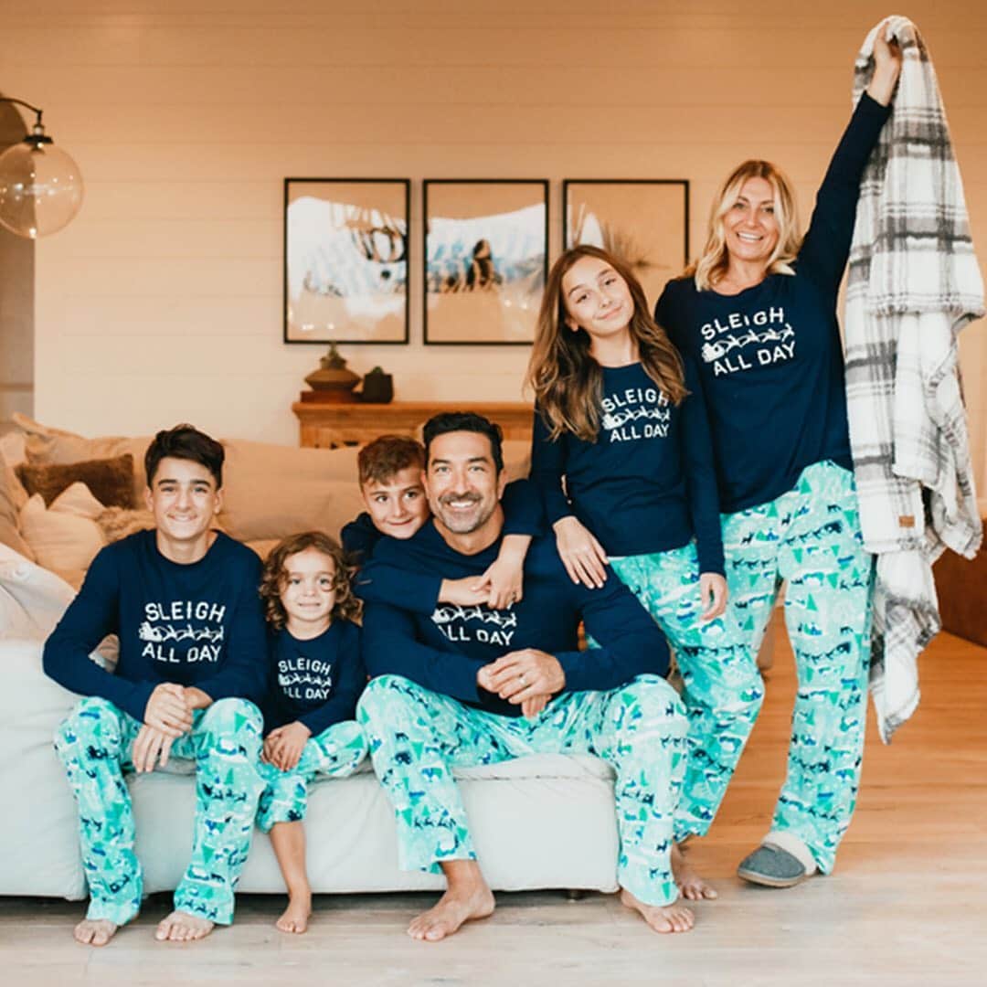 ロック&リパブリックのインスタグラム：「Matching all the way! 😊 ❄️ Tap to shop @citygirlgonemom’s family PJs and try our fast + free store pickup or contactless drive up. #Kohls」
