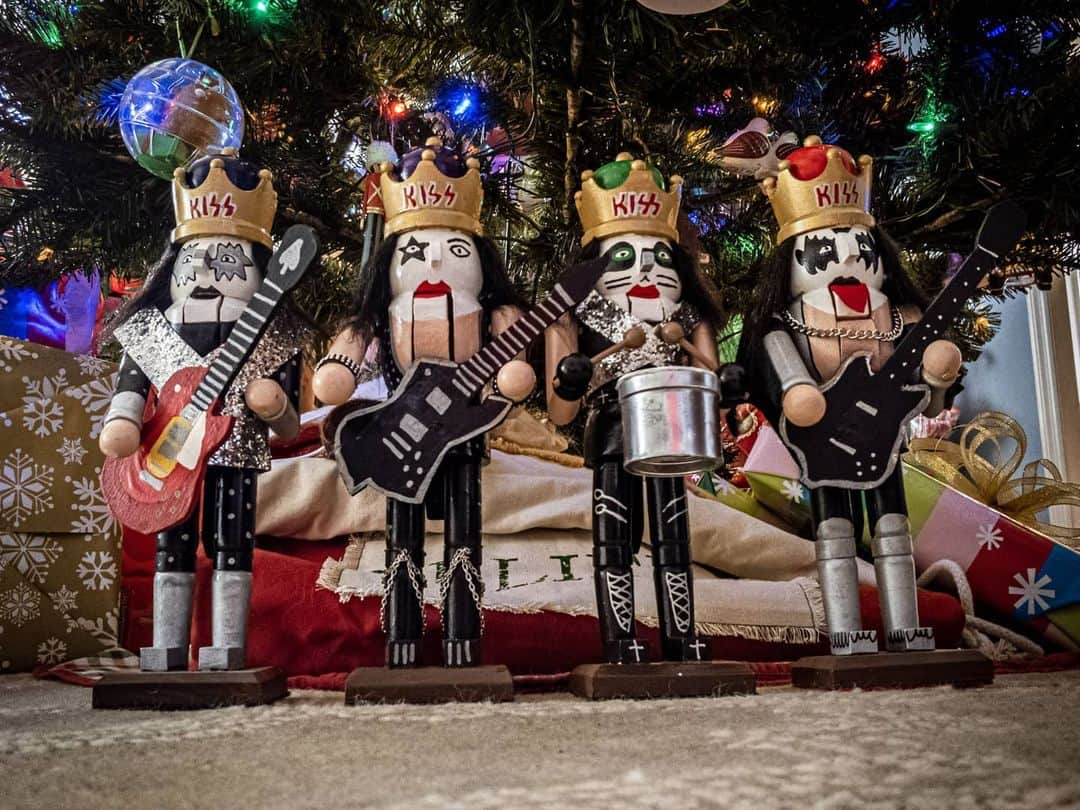 KISSさんのインスタグラム写真 - (KISSInstagram)「Ready for #KISSmas! Check out these awesome hand-made #KISS nutcrackers created by Tony Garcia & gifted to Mike Scheabauer. #KISSFriends」12月9日 23時41分 - kissonline
