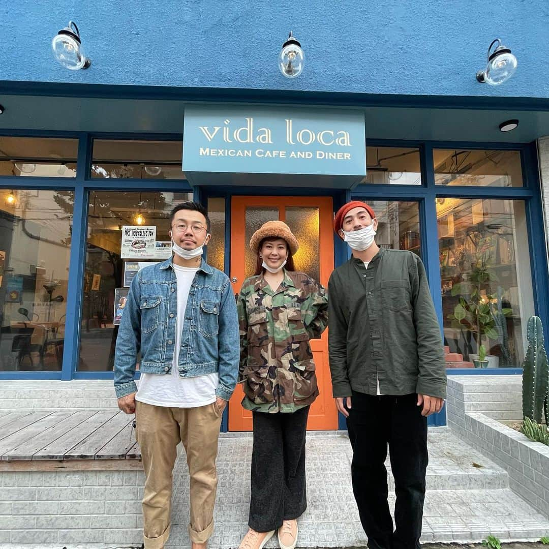 SONOMIさんのインスタグラム写真 - (SONOMIInstagram)「沖縄2日目 at vida loca  東京でも長い間仲良くしてくれていたICHI君とTATSUYA君のお店、 Vida locaに呼んでいただき、 弾き語りを混じえてゆっくりじっくりお話ししながら1時間もライブさせていただきました。 こんなご時世だから「見に来てね〜！」って大きな声で言えなかったりする中で、 情報をキャッチして会いに来てくれた皆さん本当にありがとうございました🙇🏻‍♀️ 初めて私の音楽に触れる方がほとんどだったと思いますが、 とても暖かく迎えてくださって、 終わった後も直接感想を伝えてくれたり沖縄の事を教えてくれたり、 沖縄の皆さん本当にあったかい🥺✨  前日も一緒だった面々が来てくれて支えてくれて、 本当に心強かったし、 青森出身の私としてはこんなに遠い沖縄に友達が沢山出来たことが嬉しくてたまりません。  私の歌を「沢山の人に聞いてほしい！」っていう思いをいつも伝えてくれるICHI君やTATSUYA君のおかげで はじめての沖縄ライブが実現した事も感謝だし、 二人の宝物のお店で歌うことができて本当に幸せでした。 そしてびっくりするほど歌いやすい箱でした❗️ 気持ち良すぎてリハで歌いすぎちゃったくらい。  みんなでまた笑顔で会えるのを本当に楽しみにしています＼(^o^)／  沖縄で出会った皆さん本当にありがとうございました😭✨」12月9日 23時52分 - song_chang