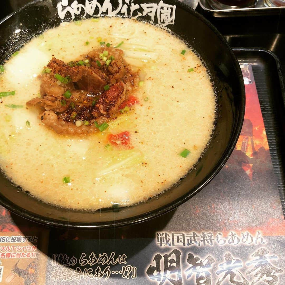 白川りさのインスタグラム：「現場終わりに寒いからラーメンしたら、光秀様に会えた。ですてにー(笑) 名前だけで頼んでみたけどおいちかった！温かいものが食べられる幸せ！ #ラーメン #花月嵐 #明智光秀 #デブ活 #絶好調 #生搾りにんにく #神かよ」