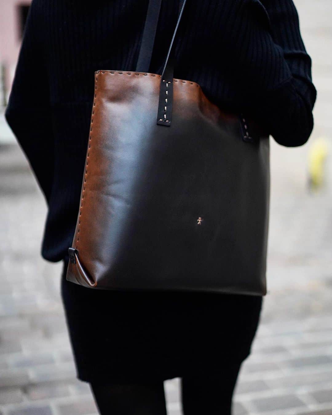 エンリーベグリンのインスタグラム：「Handmade bag ISA SHOPPING M SPAZZOLATO BRANDY ...Calf leather tote bag in dark brown color, brushed with soft brown shades  #henrybeguelin#handsewn#stitching#calfleather#vegetale#brushed#colors#dark#brown#totebag#bags#」