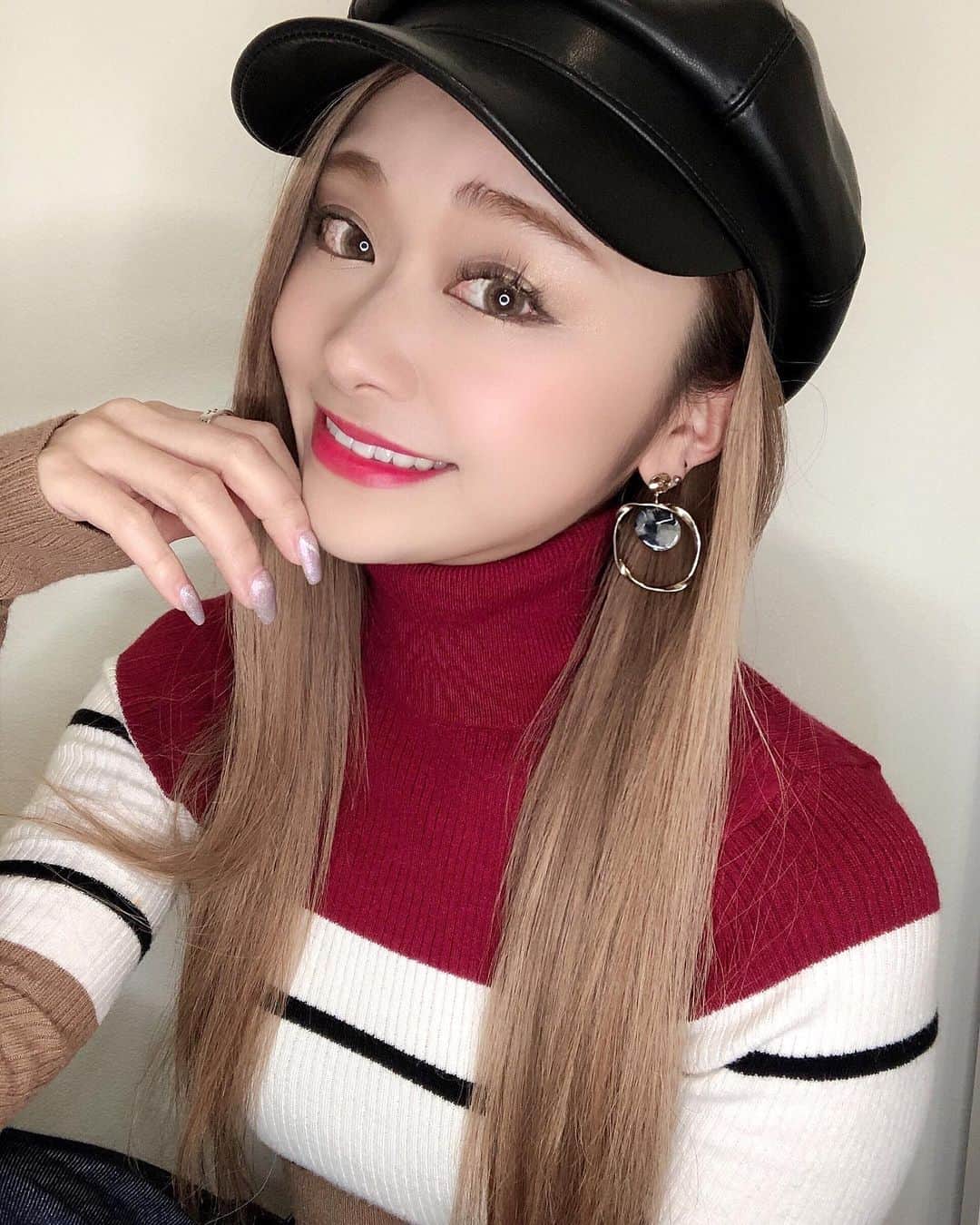 のインスタグラム：「. . . 12月〜☺︎❣️ . もうすぐ今年も終わりね😢 . 寒いので皆さん風邪ひかないように❄️ . . . #dj#femaledj#japan#japanesegirl #instagood#like4likes#followｍe #ニット#ボーダートップス#gyda #ファッション#コーデ#ヘアスタイル #ストレートヘア#キャスケット #レザー#レザーキャスケット」