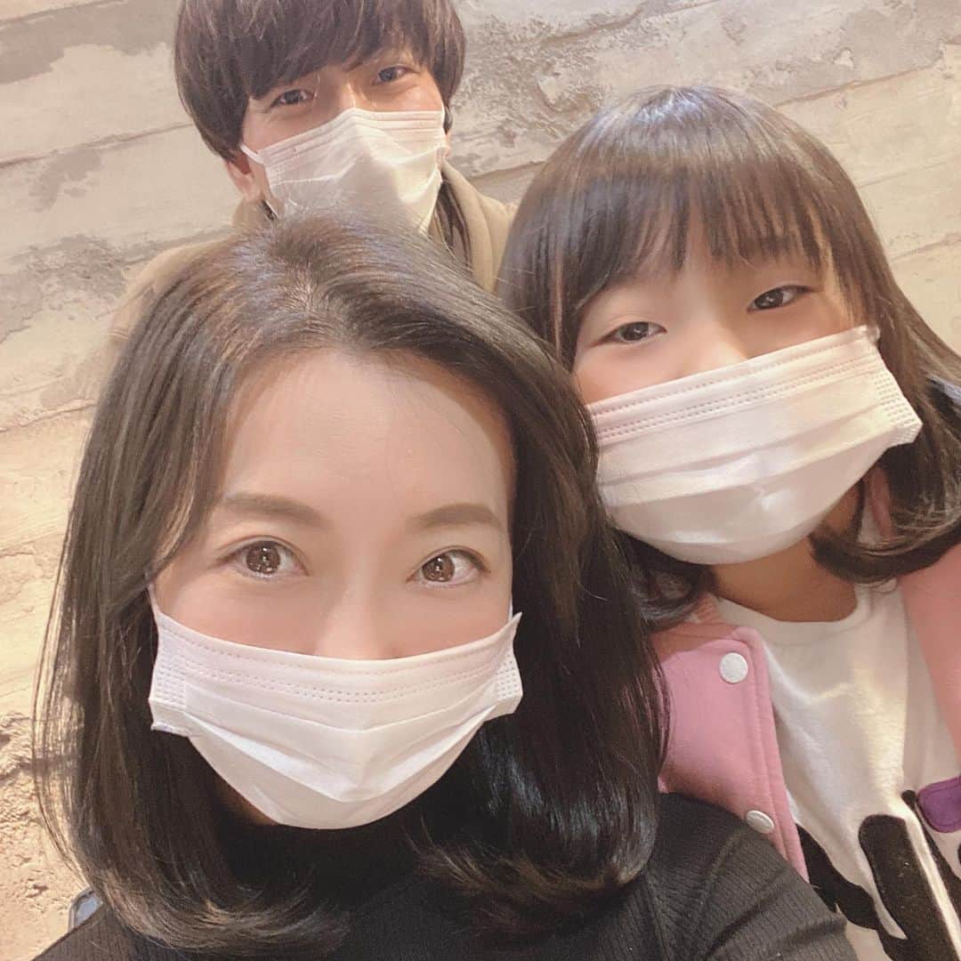高村凛のインスタグラム：「今回は、前にモデルやってた、MINXのしおたさんがデビューしたと言う連絡をいただき、 しおたさんに娘と髪の毛綺麗にしてもらいました✨  私は#ダークグレージュ　に✨ 娘はロングから#ボブ　に ばっさりカット✂️  ボブ流行ってるから嬉しい〜って言ってたよ🤗  しおたさんありがとうございました😆😆😆 【@kento_minx_shiota】  #haircut#haircor  #kidshaircut」