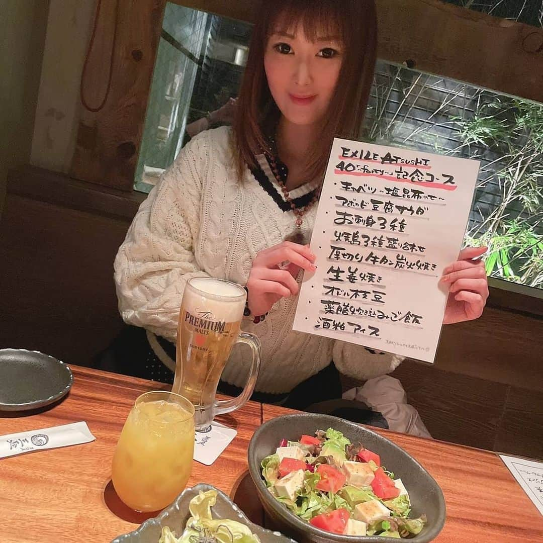 松浦麻里奈さんのインスタグラム写真 - (松浦麻里奈Instagram)「@ldhkitchen_official にて、EXILE ATUSHI と 中目黒 三盃がコラボレーションした、 『EXILE　ATUSHI アルバム発売記念〜40 forty〜』 食べに行ってきたよーっっ😋✨🌱  期間限定です！！ ムービー🎥一枚目  全面オープンキッチンになっていて 壁にもアラカルトメニューが豊富😌🌷  どれも美味しかったし、飲み放題メニューも豊富！！  お刺身が分厚い！ マグロ、カンパチ、ノドグロ😍😍😍😍  焼き鳥、牛タン、また食べたい。 肉厚、弾力あり！  他にも気になるアラカルトメニューあったけど、 コースだしまた次回に行こうっと( ◜‿◝ )♡  生姜焼き、味付け丁度よくて ご飯欲しくなる〜ってずっとゆってた🤗🌸  炊き込みご飯も、見た目綺麗で薬膳も入ってたし 身体に優しいメニューだったわ😌👍  . . .  #LDH #ldhkitchen #中目黒 #中目黒グルメ  #中目黒居酒屋#三盃#中目黒三盃#グルメスタグラム  #EXILE#exileatsushi #期間限定 #居酒屋#居酒屋メニュー #atushi #MUSIC#musician #焼き鳥#おばんざい #グルメスタグラム #pr#飲み放題#炊き込みご飯#刺し身 #グルメ#夜ご飯#dinner#dinnertime #yummy」12月9日 23時50分 - ay114.831m