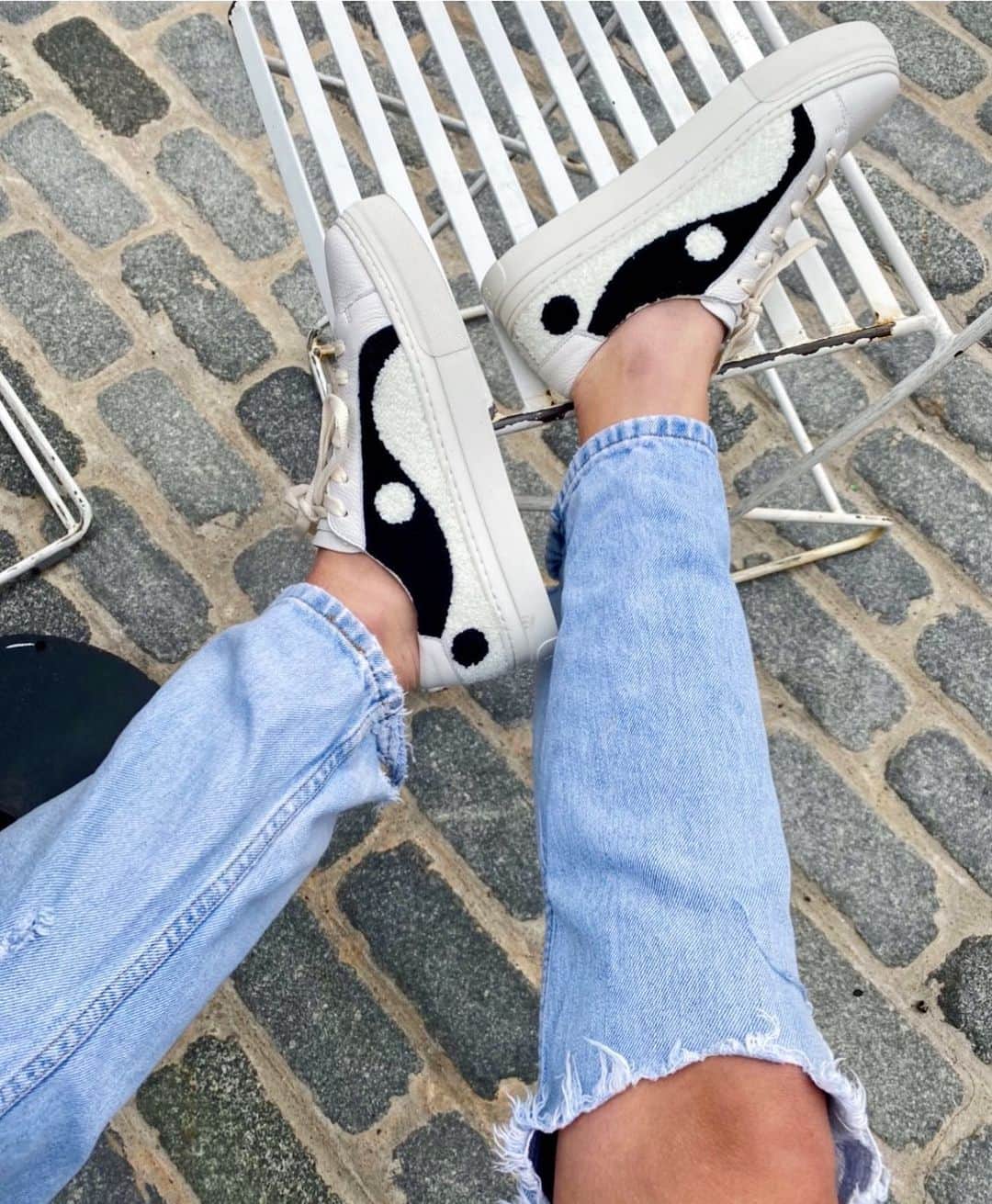 ソルドスのインスタグラム：「just out here tryin’ to stay balanced 🖤🤍⁣ ⁣ shop our yin yang terrycloth platforms, link in bio!」