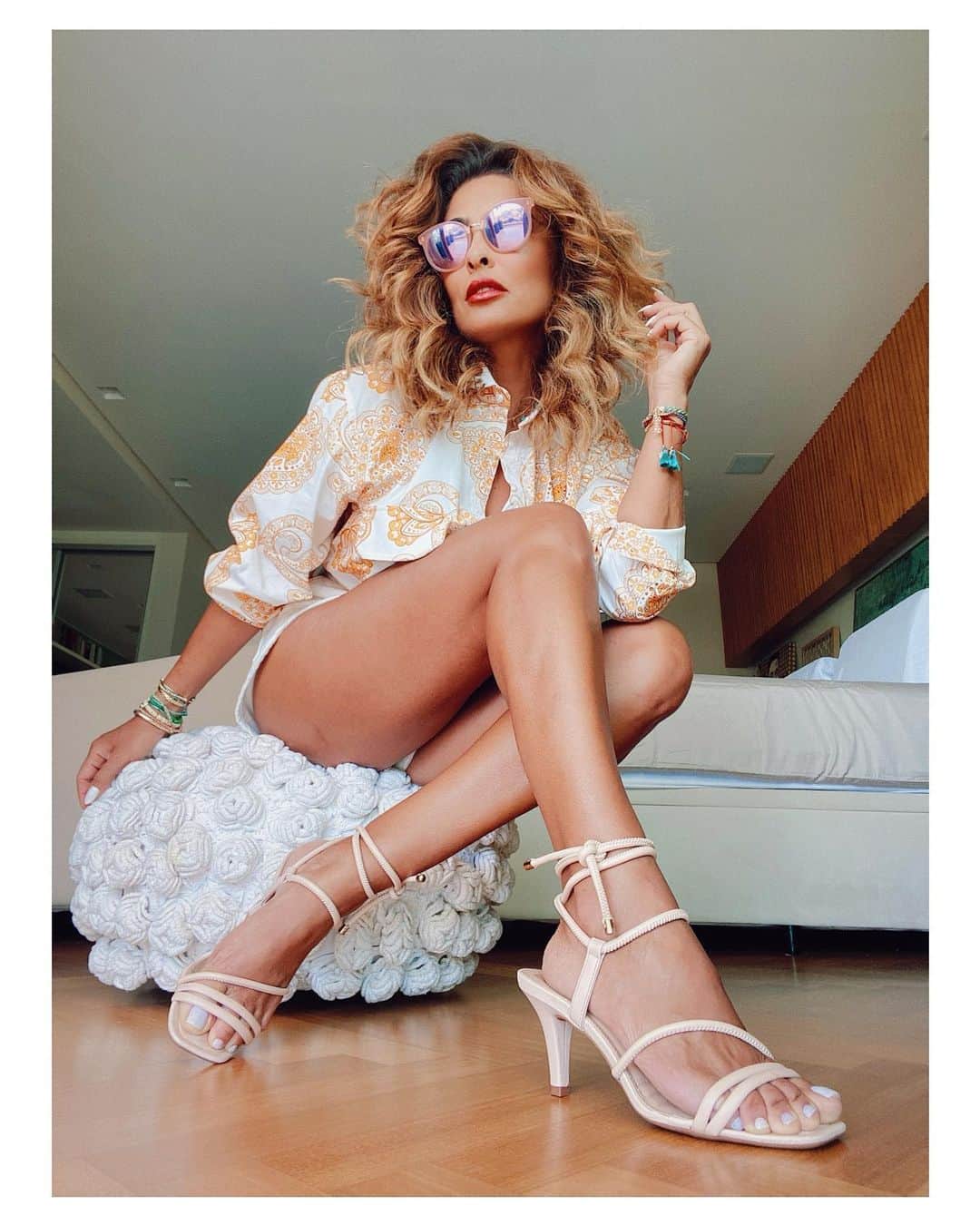 ジュリアナ・パエスのインスタグラム：「O clima de festa já chegou por aqui! E pensando nos looks, eu vim mostrar essa sandália linda da @dakotacalcados, que é super confortável pra você usar nas festas de final de ano, ou ainda presentear alguém querido! 💕 #MinhaDakota #SerLindaESerFeliz #ad」