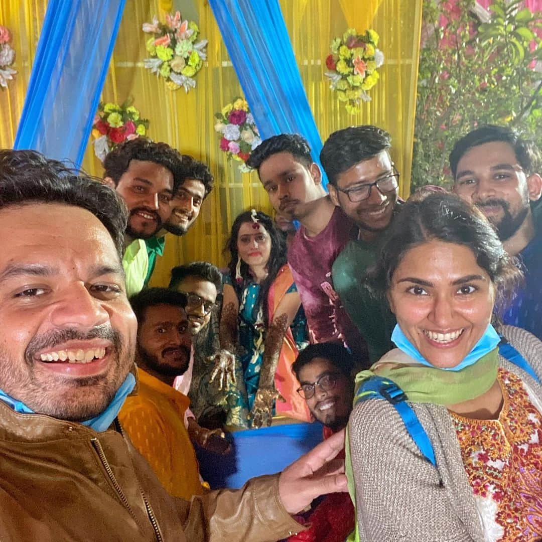 Gaurav Tanejaのインスタグラム：「Crashed into this wedding in Gaya, Bihar. What a day spent with some lovely people. Yeh sab ladke, didi ki mehndi bunk maar ke , humko, Gaya ghumane chal pade the... Thanks a lot, you guys made our Gaya trip memorable. . #Wedding #GodBless #Gaya #Bihar #FlyingBeast」
