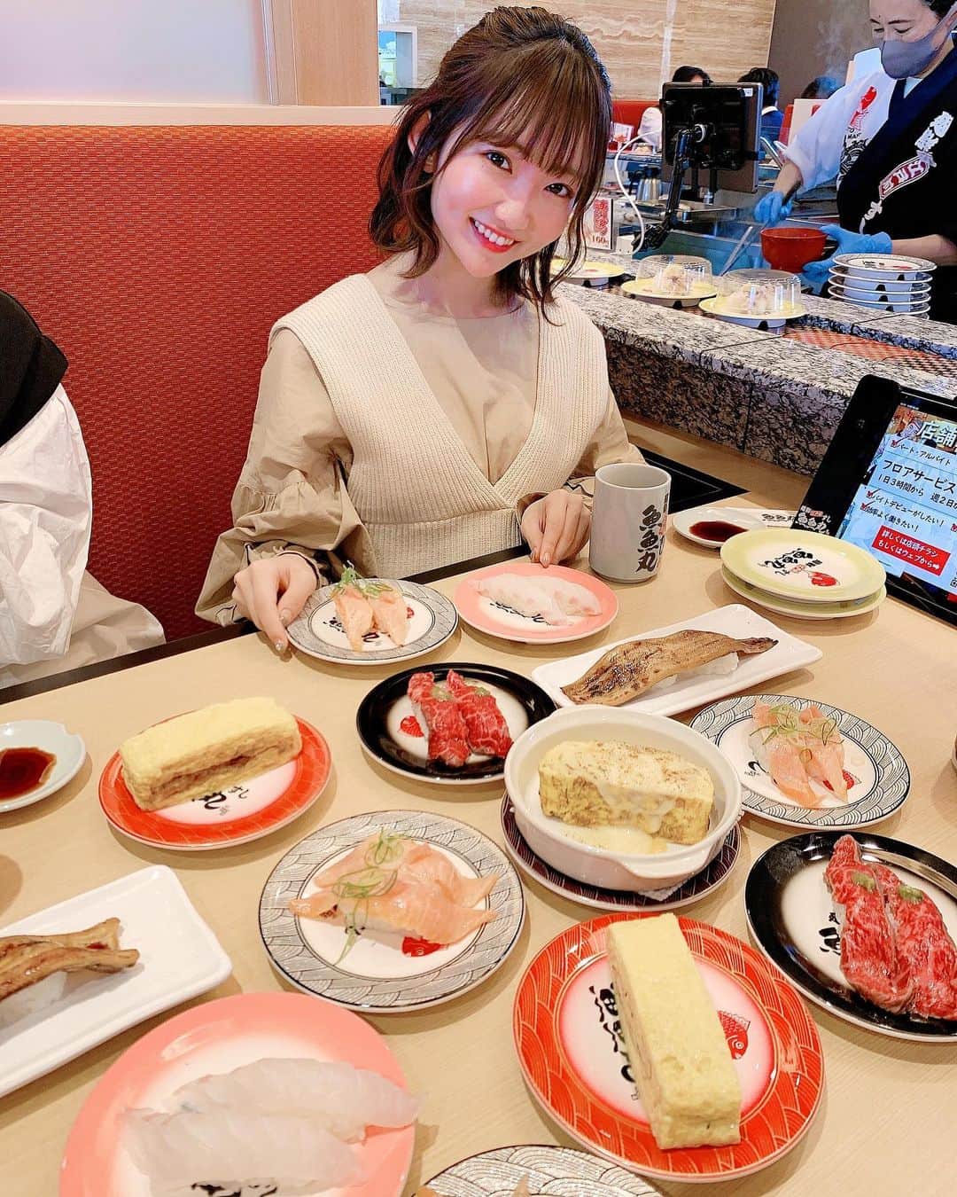 夏川愛実のインスタグラム：「﻿ ﻿ おすし食べたい🍣💓﻿ クレヨンしんちゃんのサイダーあるの 可愛かった🥰 ﻿ ﻿ #ととまる#魚魚丸﻿ #ベージュコーデ﻿ ﻿」