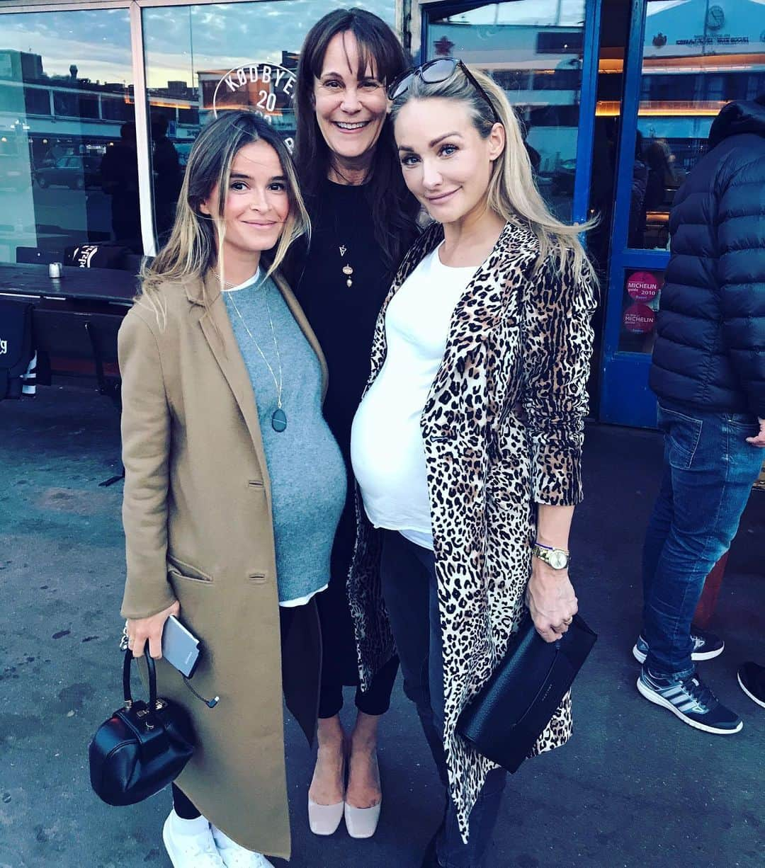 ミロスラヴァ・デュマのインスタグラム：「4 years ago. Eva and I pregnant with our 3rd children. Look forward to co parenting our 4 th child, the dream that we share, with the wonderful people we call our team. #EvaKruse 🌎🙏🏼💙」