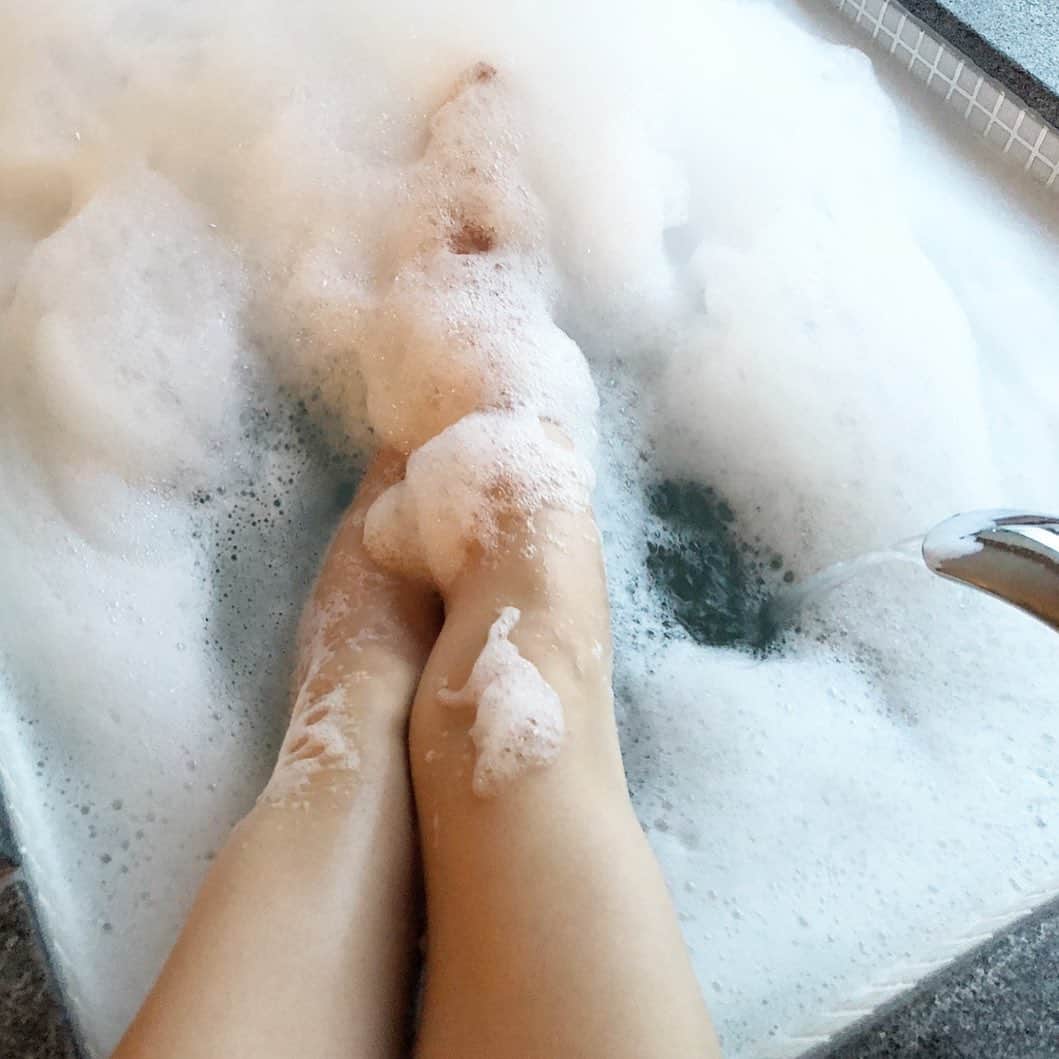 保科真紀さんのインスタグラム写真 保科真紀instagram バブルバス ウカのボディウォッシュはめちゃくちゃ泡立つので 簡単にモコモコの泡風呂が完成します 前に ホテルミクラス に泊まった時に これでもか ってくらい モコモコにしたことがあります