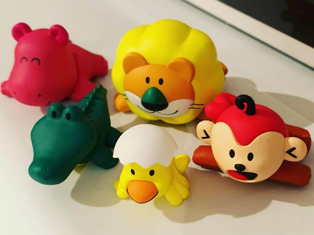 酒井雄二のインスタグラム：「#たべっ子どうぶつ ケーブルフィギュア、ダブり1でコンプすることができました。ついてる。」