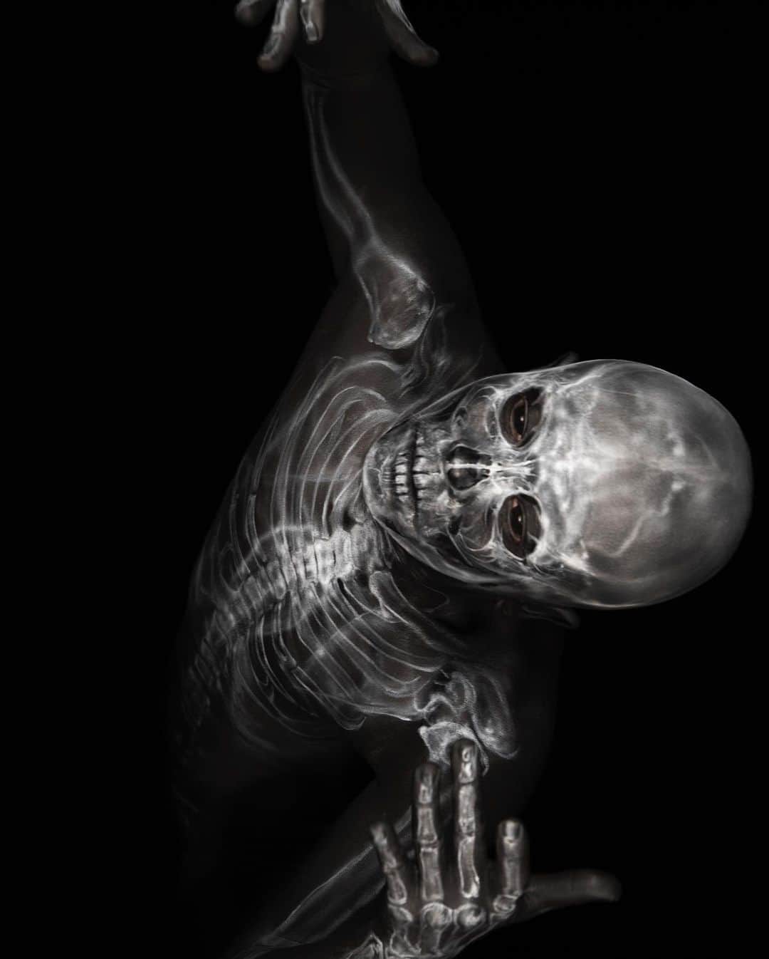 Amazing JIROさんのインスタグラム写真 - (Amazing JIROInstagram)「"輪廻転生" Special work by an amazing team! I painted the X-ray skeleton on the dancer's body!  Special Makeup : @amazing_jiro Dancer : @kelo_the_silverfang Lighting : @juku19 Styling @subterranean_garden Photo : @arisak_official   #amazing_jiro #facepaint #bodypaint #makeup #specialeffectsmakeup #sfx #sfxmakeup #sfxmakeupartist #skeleton #xray #dance #dancer #art #darkartwork #spooky #フェイスペイント #ボディペイント #メイク #特殊メイク #レントゲン #ダンス #ダンサー #アート #自由廊 #amazingschooljur @amazing.school.jur」12月10日 0時10分 - amazing_jiro