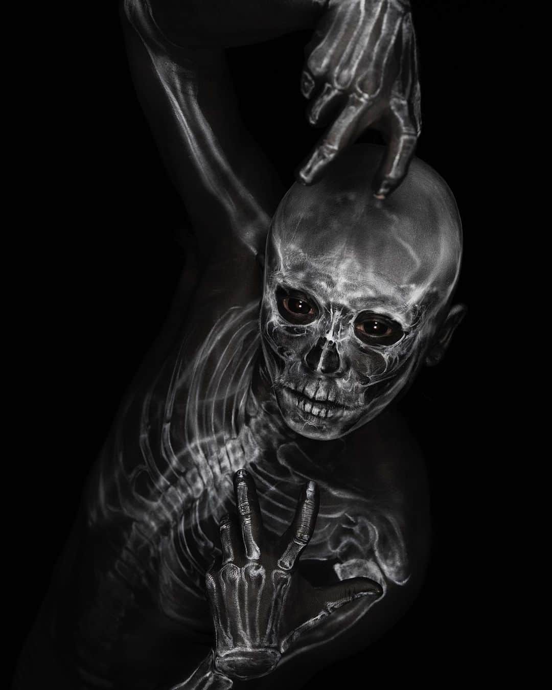 Amazing JIROさんのインスタグラム写真 - (Amazing JIROInstagram)「"輪廻転生" Special work by an amazing team! I painted the X-ray skeleton on the dancer's body!  Special Makeup : @amazing_jiro Dancer : @kelo_the_silverfang Lighting : @juku19 Styling @subterranean_garden Photo : @arisak_official   #amazing_jiro #facepaint #bodypaint #makeup #specialeffectsmakeup #sfx #sfxmakeup #sfxmakeupartist #skeleton #xray #dance #dancer #art #darkartwork #spooky #フェイスペイント #ボディペイント #メイク #特殊メイク #レントゲン #ダンス #ダンサー #アート #自由廊 #amazingschooljur @amazing.school.jur」12月10日 0時10分 - amazing_jiro