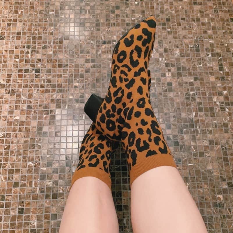 フジエリサコのインスタグラム：「楽しみにしてたブーツが入荷したよ🐆 ちょっとポップなレオパードが可愛くない？ ニットブーツ、足首が細く見えるから良い！ あとね、程よい太さと高さのヒールで、ヒール苦手な人でも履きやすいと思うよ🤍 #nodo #靴大好きおばさん」