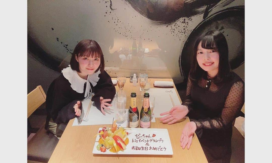 駒田京伽さんのインスタグラム写真 - (駒田京伽Instagram)「🎂🐥🎂  今日は宮崎の学校の後輩ちゃんがbisグランプリのお祝いと お誕生日のお祝いをしてくれました😭💐💐  昔からの付き合いだから 私の中ではずっと17歳くらいの 感覚だったけど22歳になったって話をして時の流れは早いなーと思いました…笑  初めて一緒に パンケーキ食べに行った時は 凄く静かだったけど 今日はいっぱい話しました🥺笑  後輩がお酒を頼んでくれて、一緒に飲む日がくるなんて…  24歳、シャンパン飲むの ほぼ初めて。  プレゼントまで頂いて こんな素敵な後輩が お友達で本当に嬉しい😭  アイドル時代の活動も 陰ながらずっと 見守ってくれてたの😭  後輩ちゃんも含め 沢山の方に恩返ししたいと 改めて思いました。  本当にありがとう😭💐  #お誕生日#bis」12月10日 0時07分 - hiroka_komada