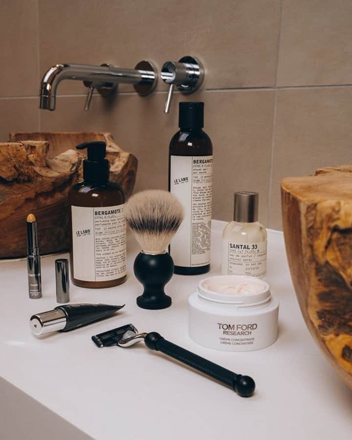 MR PORTERのインスタグラム：「Who wouldn’t want the gift of looking good and smelling great? And remember, a diligent grooming routine is for life, not just for Christmas 🎄 Head to the link in bio to shop the grooming essentials we'd love to see under the tree from @tomfordbeauty, @lelabofragrances and more. #MRPORTERLittleLuxuries  Clockwise from top left:  Labo - Body Lotion - Bergamote 22, 237ml Labo - Santal 33 Eau de Parfum, 50ml TOM FORD BEAUTY - Research Crème Concentrate, 50ml  FORD BEAUTY - Anti-Fatigue Eye Treatment, 15ml FORD BEAUTY - Concealer Stick - Dark, 2.3g」