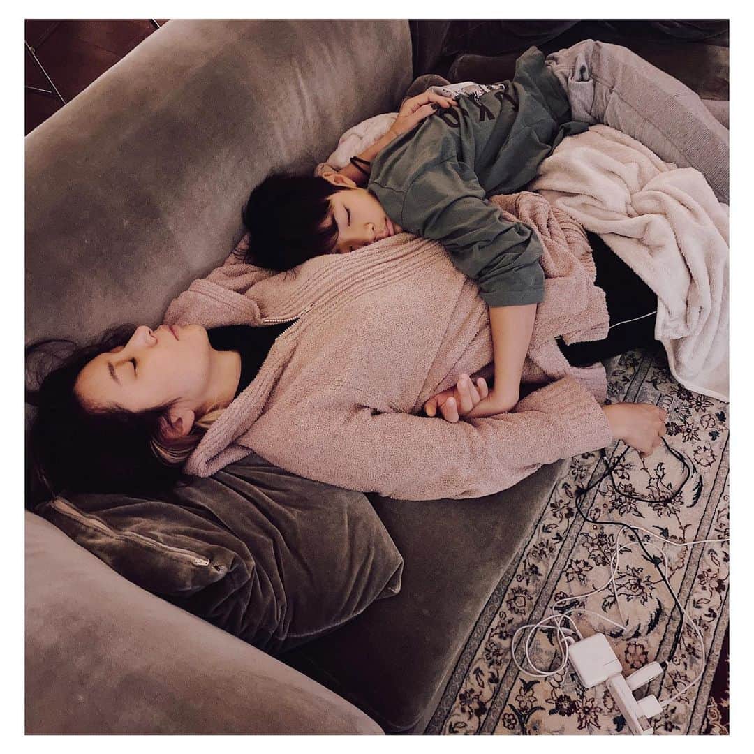 鈴木紗理奈さんのインスタグラム写真 - (鈴木紗理奈Instagram)「早起きして、今回は時差ボケないね いいねー、なんて言ってたけど 早起きしすぎたせいで、 居眠りしちゃってたら リオトも合流してて 2人して爆睡しちゃった😴😴  まー、休みだしいっか‼︎ いやいや、わたしは休みじゃない。 なーんかリオトが帰ってくると 休みの気分になる😊❤️  #riototomama」12月10日 0時17分 - munehirovoice