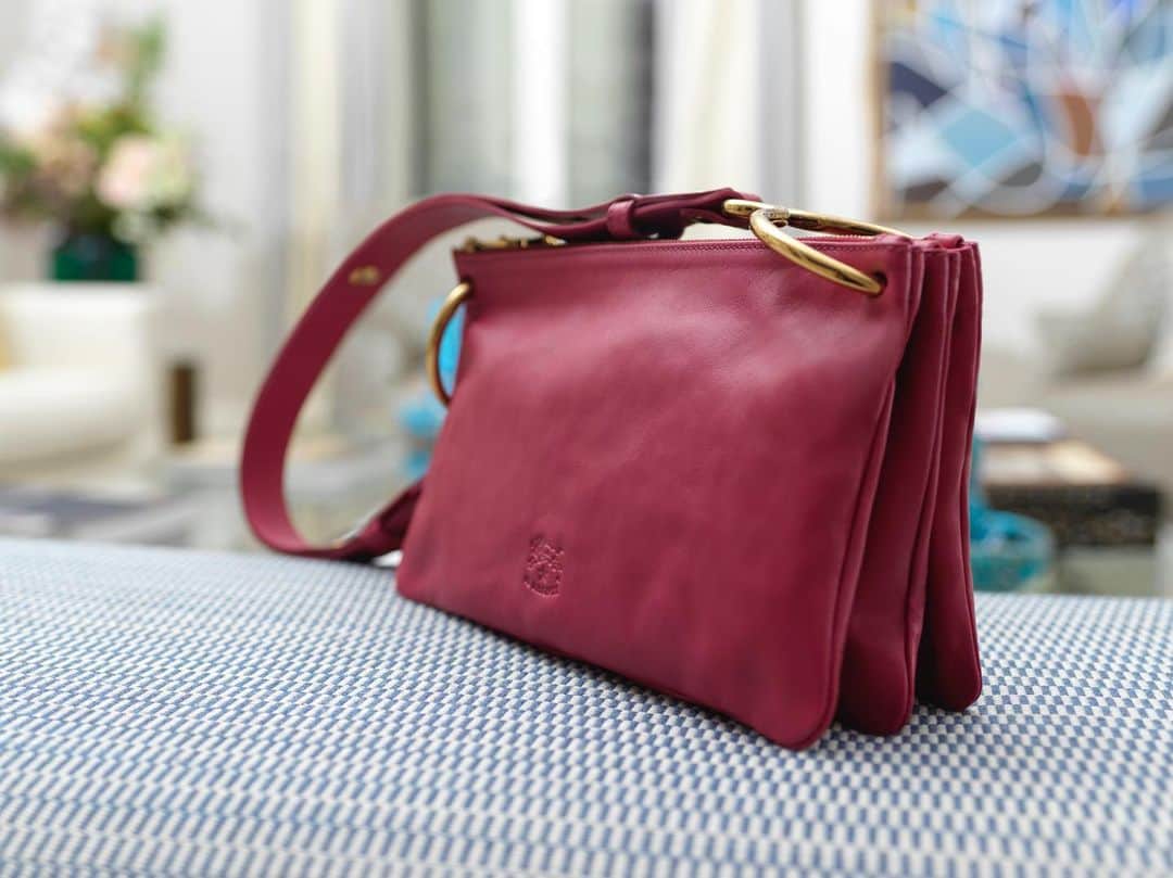 イルビゾンテのインスタグラム：「Three bags in one! Beautiful, comfortable and functional, the new Consuelo shoulder Bag is made of 3 zipped clutches joined by two large jewel-rings.  Ready to fall in love with the amazing softness of its super-light cowhide leather?  #ilbisonte #sustainability #leatherbags #madeinitaly」