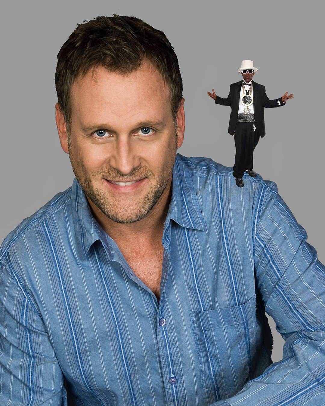 デイブ・クーリエのインスタグラム：「Here it is...Flav on Dave.  #elfontheshelf @flavorflavofficial #cutitout」