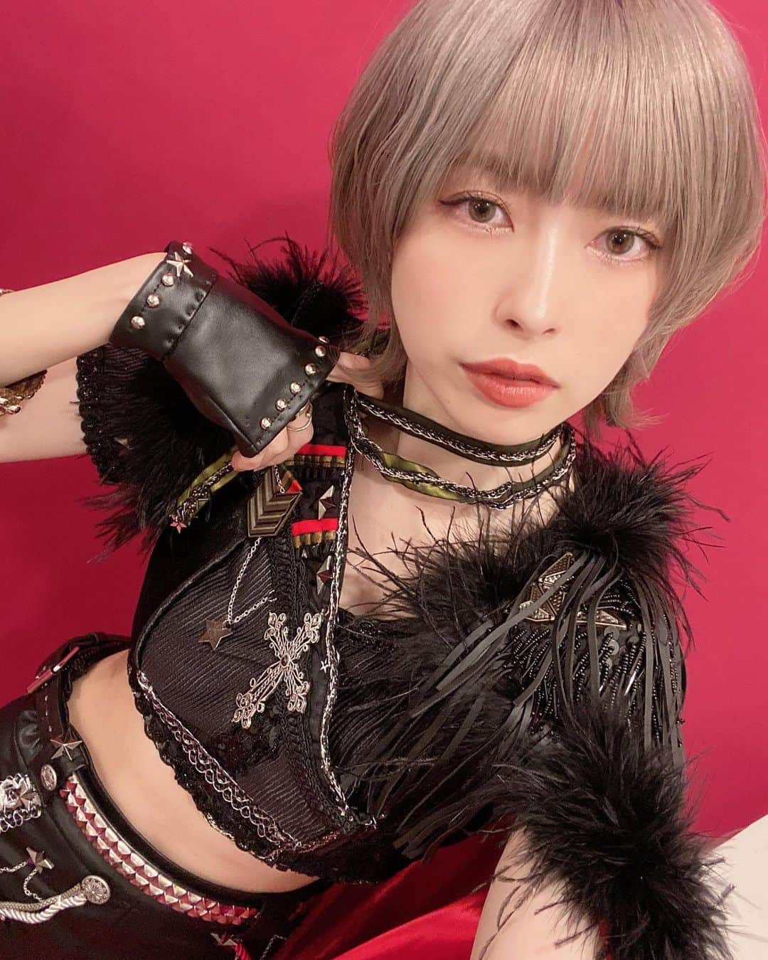 のインスタグラム：「赤すごい似合うようになった  #アイドル #アイドル衣装 #金髪ショート #ハイトーンショート #ショートウルフ #ハイトーン」