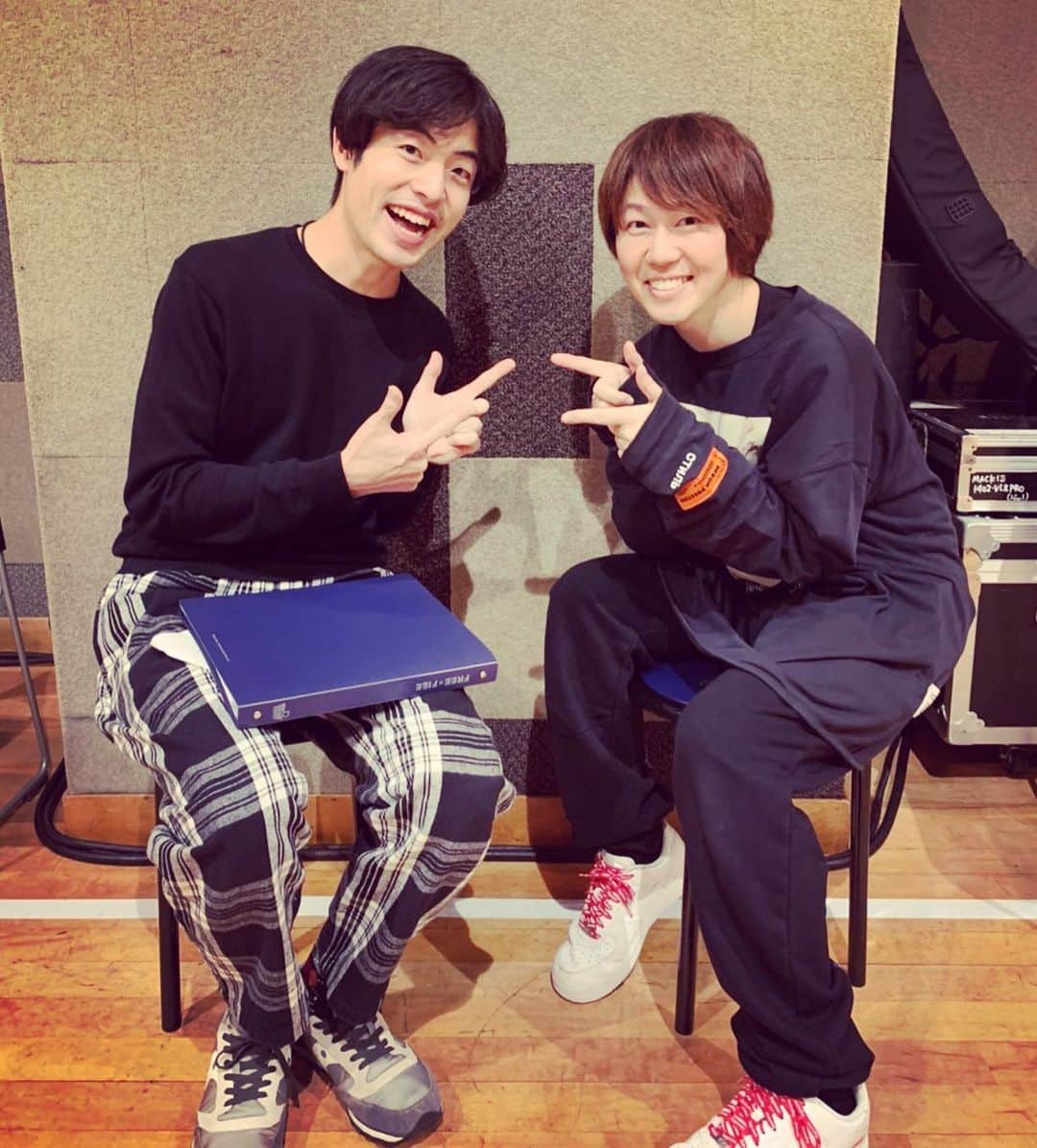 外園一馬さんのインスタグラム写真 - (外園一馬Instagram)「今日は一日リハーサル🎸  先輩ギタリスト、佐々木"コジロー"貴之さんと2人体制でした！ 片方が弾き、もう片方が見守るというスタイルで交互に。 同じ曲でも全く違うアプローチをするシーンも多く、とても勉強になります！  現場にギタリスト2人は珍しいので、休憩中もギター談義で大盛り上がり！」12月10日 0時22分 - kazumasotozono_gt