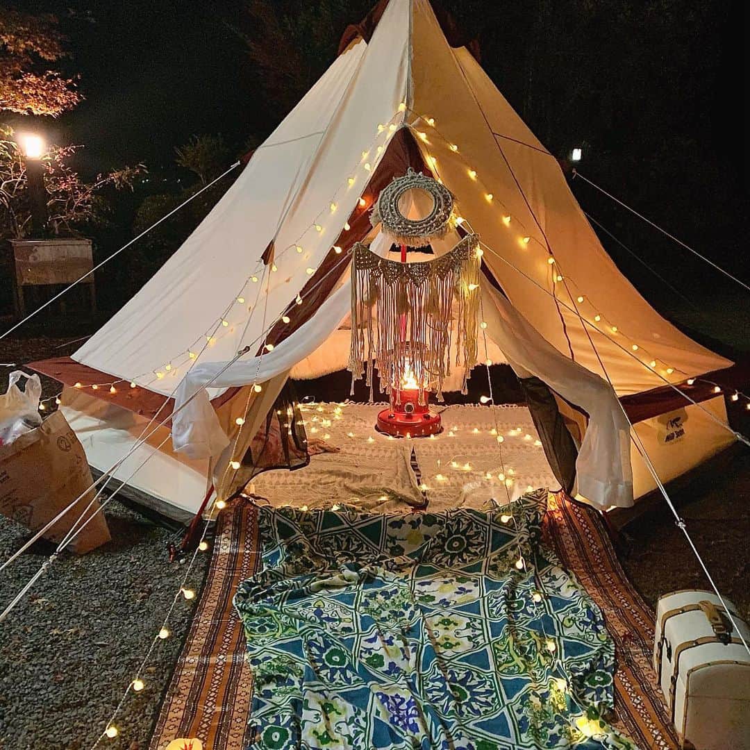 チアコマのインスタグラム：「今週末はクリスマスキャンプするよー❤﻿ これはこないだの女子キャンのときのテント🏕﻿ ちかめがこれくらいしか撮ってなかったぁ！﻿ ﻿ @chinpi_ramune は ほんまモチベーション高すぎて﻿ 準備も最高にてんしょんあがってる❤️﻿ 同じモチベーションすぎて﻿ 二人とも何回も興奮したwww﻿ ほんま協力プレイ🤝www﻿ ﻿ 部屋のレイアウトとかキャンプレイアウト、﻿ 小物系はチアコマ担当で﻿ @chinpi_ramune はダッチオーブン揃えたり﻿ ツリー買ってくれたり🥺🎄❤️﻿ そして料理担当なんやぁ❤️﻿ ﻿ ってこと最近発覚したこと！﻿ 彼女は栄養士やねん！﻿ そう、栄養士とキャンプしてくる⛺️❤︎！﻿ ﻿ ﻿ 最高すぎるやろ？😆❤️﻿ サンジやん❤﻿ ﻿ #camp #四国 #tokushima #camp #camping #徳島県 #キャンプ  #キャンプ女子 #グランピング　#女子キャンパー  #女子キャンプ　#camjyo #キャンジョ」