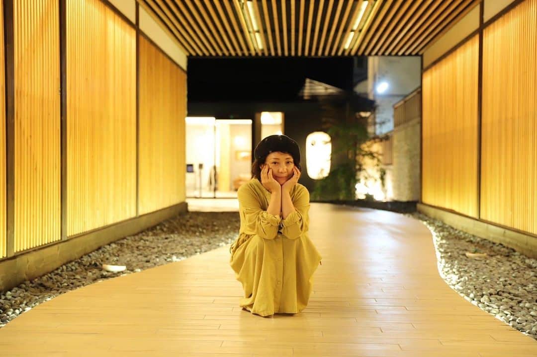 yukaのインスタグラム：「こんばんは、ゆかです。 ・ ・ ・ 2020年、皆さんはどうでしたか？ まさかコロナウィルスによってこんなにも未曾有な事態になるとは。 ・ そんな中でもやはり楽しみは楽しみとして、出来る範囲で行動するしかないですよね。 ・ 色々と考えても答えがハッキリしない、じれったい状況だけど 一人じゃない、皆んな同じだという思いで乗り切りましょう☺︎ ・ 私はそんな今年、いきなりトキメキを貰いました(爆) すっかり沼です←気付いてる人も何人かいるはず🤣 ・ でも大事ですよー！ バカにできません。 "STAY HOME"がちっとも苦じゃないし。w ・ ある友達は、Googleさんで世界旅行してるそうです✈️ ・ おぉ！そんな手があったか！と感心しました。 ←いや、早く気付けよ ・ 本当ネット時代で良かったことも沢山ですね。 ・ とにかく先行き不安になっても きっと大丈夫だと。 一人じゃないよと。 まずは自分から大切にして下さいね。 私もこうして皆さんと繋がれて幸せです。 最近あまり浮上しませんがf^_^; ・ 自分は大丈夫だと思っていても 大丈夫じゃなかったりします。 ・ どこでも誰でもいいです。 はけるとこにはいてくださいね。 ・ 何かエピソードあれば私にも聞かせてください。 ・ -2020.12.9誕生日記念にー shot by @kondomica  (京都旅行記念)」