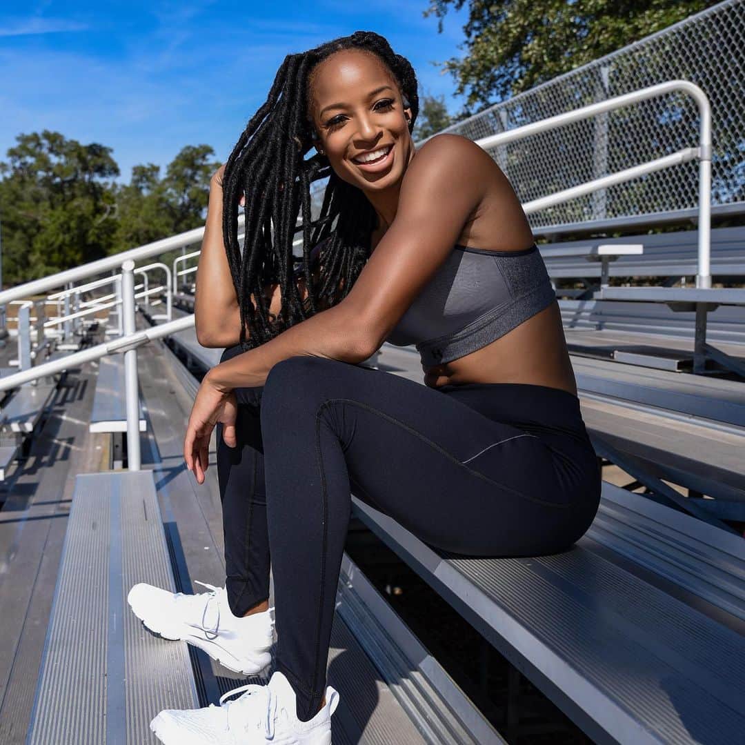 ナターシャ・ヘイスティングスのインスタグラム：「It’s the energy for me! 🤪 It starts with the mind, and everything else follows! Train your mind to stay focused on the journey, and not get distracted with comparisons. They haven’t shown the whole process. Just the parts they want you to see. 😉 We’re halfway through the week! Keep pushing the limits on those goals💪🏽❤️」