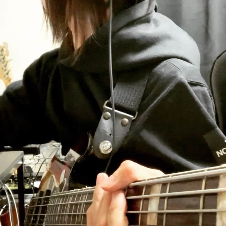 白井將人のインスタグラム：「なぜ 恋をしてこなかったんだろう/櫻坂46  作業の合間に弾きました . #櫻坂46」