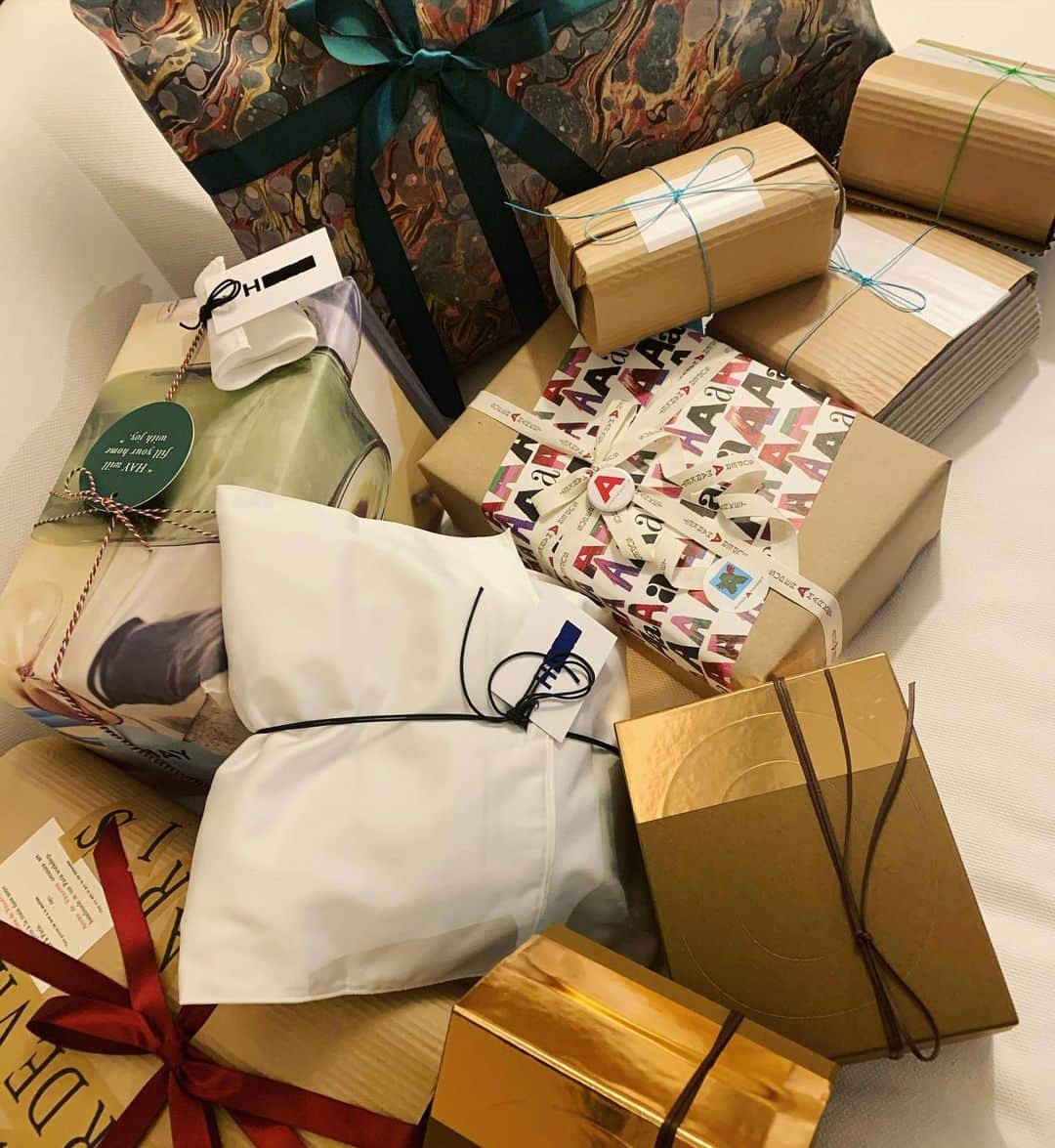 風間ゆみえのインスタグラム：「#SALON_Y Christmas Dinner🎄🎄🎄✨  ギフト選びは本当に楽しい お買いものが好きだし 誰かのもとに届くまで リボンがほどかれる瞬間が 楽しみでしかたない✨  プレゼントは🎁もしもし亀よ亀さんよ、と小声で歌い、歌終わりで手元にある赤い封筒に隠されたNo.ナンバーをそれぞれが手にする。 お料理の隙間に良きタイミングを見計って プレゼントに書いたナンバーを読み上げると、同じナンバーを持つひとが🙋‍♀️手をあげる。 思わず顔見ながら、ぴったりだわ！そう言ってあける前に中身を話してしまいそうになったりして、笑。　  さておき、ですが、これが、まさかの、私のまじないでもあるかのように、ぴったりなギフトがそれぞれのもとに‼︎ 手渡しながら驚いてはしゃいでしまった😂✨」