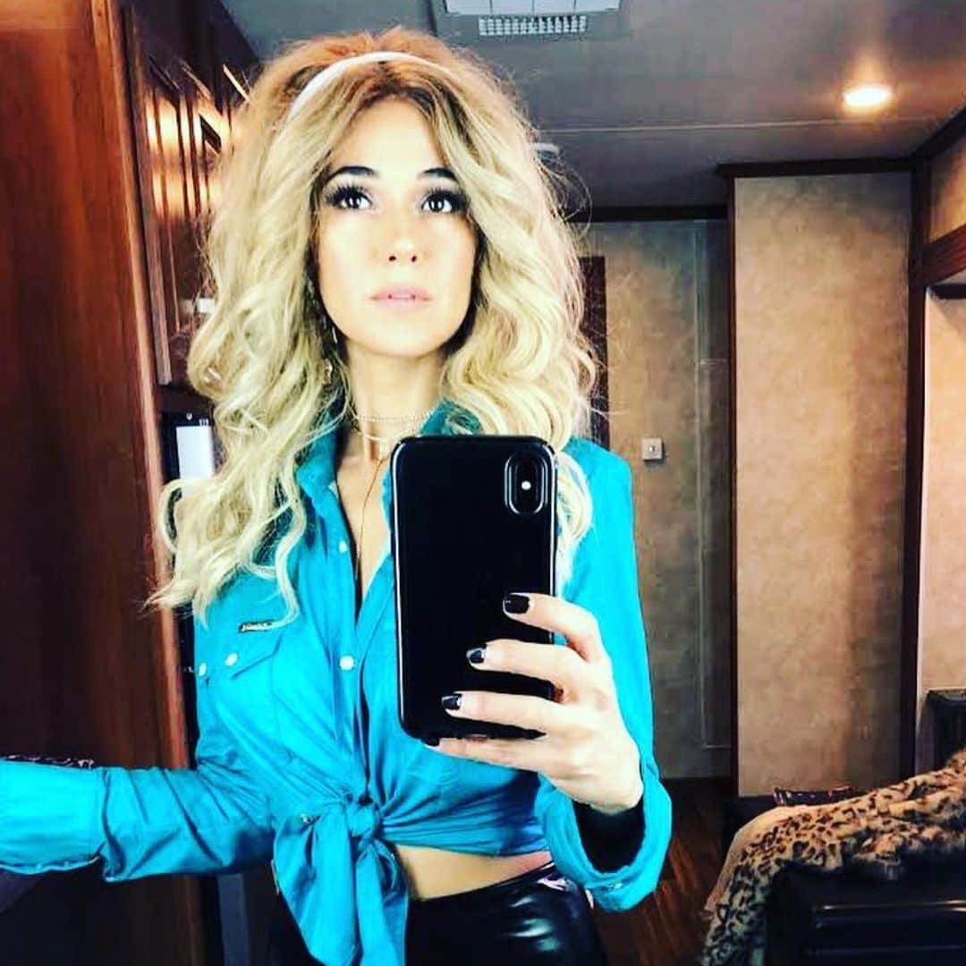 エマニュエル・シュリーキーのインスタグラム：「One year ago today, I got to play this fun character...I am not convinced blondes have more fun, but this was certainly fun for a couple days..😉 #Repost @annastasia_hairandmakeup with @make_repost ・・・ A year ago today I got to work with this lovely human Emmanuelle Chriqui  on a film that’s coming out soon “Die In A Gunfight”. #DieInAGunfight #filmlife #setlife #Hairstylist #TorontoHairstylist #Wigs. - Hair by me - Makeup by @alexrotundo」