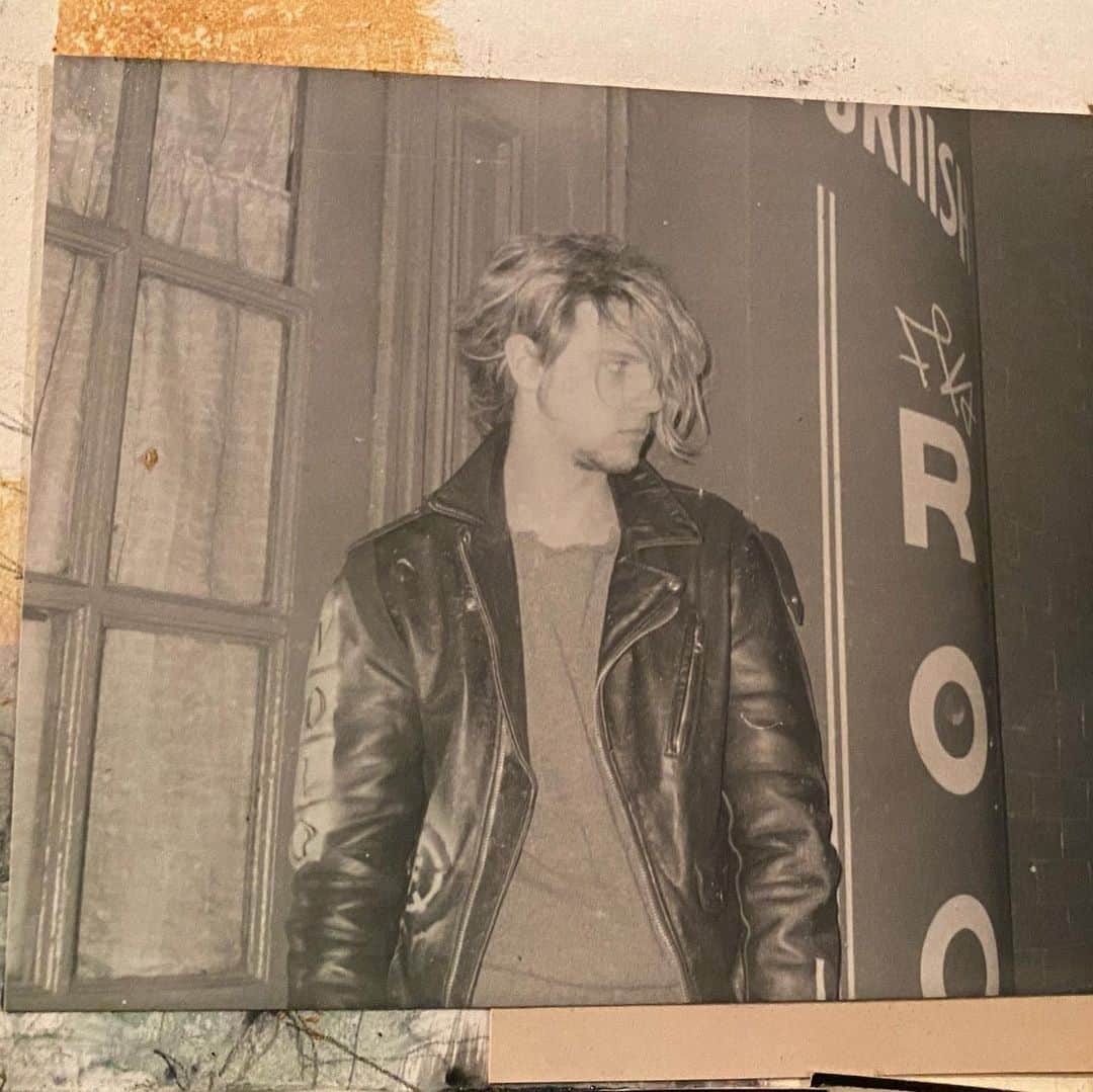 ロブ・ゾンビのインスタグラム：「NYC 1983 . I was completely obsessed with the film Taxi Driver so the first thing I did when I moved to New York was visit the locations. This is East 13th the scene of much action. Everything is mostly gone now but it looked pretty much the same in the early 80s as it did in the 70s. I think I was 18 at the time. (Only dreadlocks visible are in the front. Hair would soon go crazy.) Photo by my college pal @matchophoto #robzombie #newyorkcity #taxidriver #void #faith」