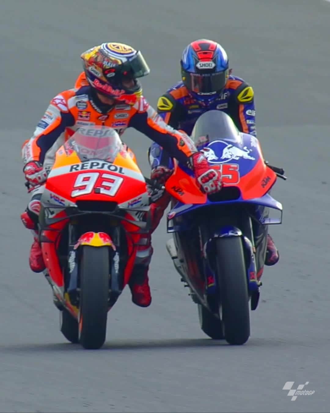 レッドブルのインスタグラム：「this is the kind of sportsmanship we’re talking about 👏 👏 👏  🏍 : @marcmarquez93 @hafizh_syahrin #redbull #givesyouwiiings #motorsports #motogp #valencigp」