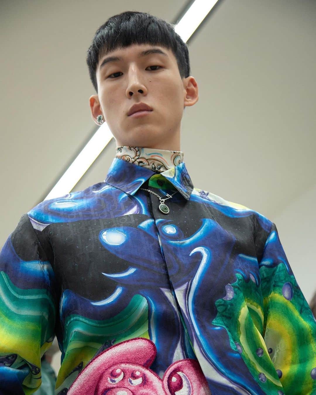 AnOther Magazineさんのインスタグラム写真 - (AnOther MagazineInstagram)「Swipe to see backstage at @mrkimjones’ “hyperreal” @dior menswear show ✨⁠⠀ ⁠⠀ Yesterday, Dior unveiled its vibrant, future-focused Autumn 2021 menswear collection. The show, which was streamed live from Beijing, boasted a broad spectrum of influences, including street art, sci-fi, pop culture, and bold, technological innovation, and featured cartoons by NYC street artist legend @kennyscharf. The brand hailed the voltaic collection as “hyperreal” and “brimming with joyful energy”. See more at the link in our bio 📲⁠⠀ ⁠⠀ 📸 is Dior Autumn/Winter 2021 Menswear, photography by @alfredo_piola」12月10日 0時35分 - anothermagazine