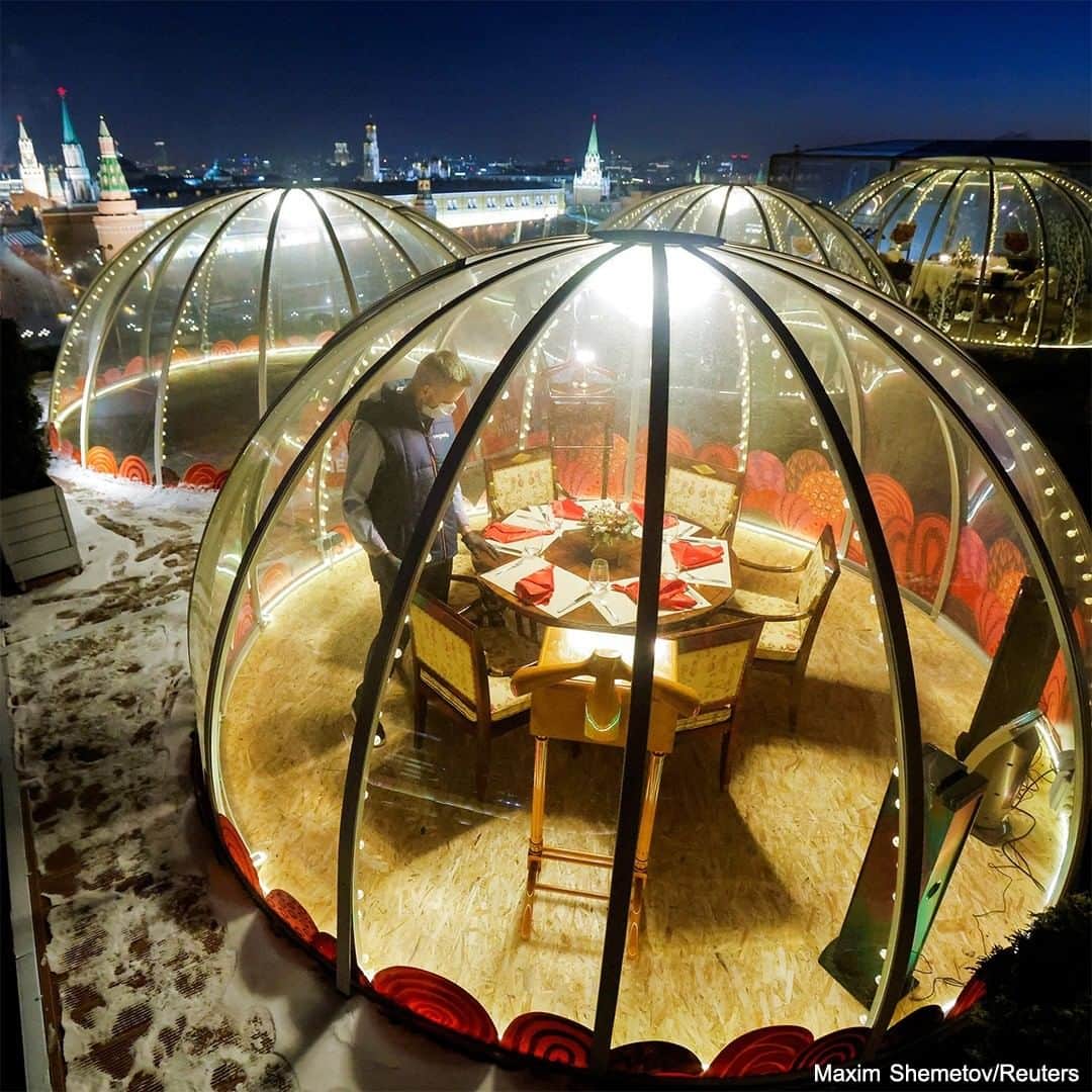ABC Newsさんのインスタグラム写真 - (ABC NewsInstagram)「Transparent dining pods are set up on the roof of the Ritz-Carlton hotel in Moscow, Russia, with the Kremlin lit up in the backdrop. A waiter is seen setting tables where private Christmas meals are being offered. #christmas #holidays #dining #russia #covid19 #coronavirus #pandemic #winter #cold」12月10日 0時35分 - abcnews