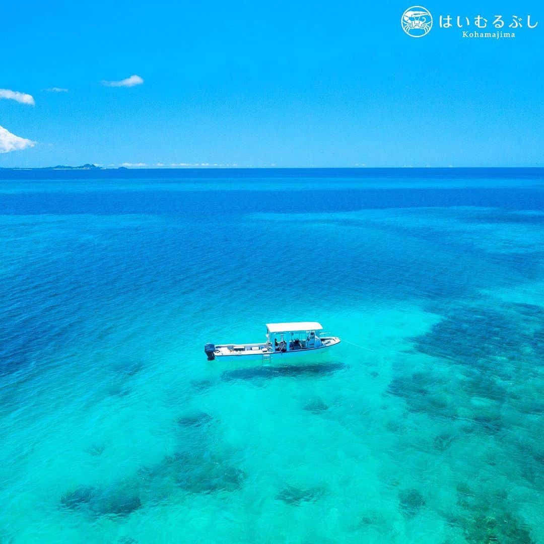 HAIMURUBUSHI はいむるぶしさんのインスタグラム写真 - (HAIMURUBUSHI はいむるぶしInstagram)「小浜島・はいむるぶしから癒しの風景をお届けします。 ブルーラグーンの浅瀬に浮かぶダイビングボート。 宙に浮いたような幻想的な世界に触れることができます。 #沖縄 #八重山諸島 #ブルーラグーン #サンゴ礁 #海 #ダイビングボート #小浜島 #リゾート #ホテル #はいむるぶし」12月10日 0時38分 - haimurubushi_resorts