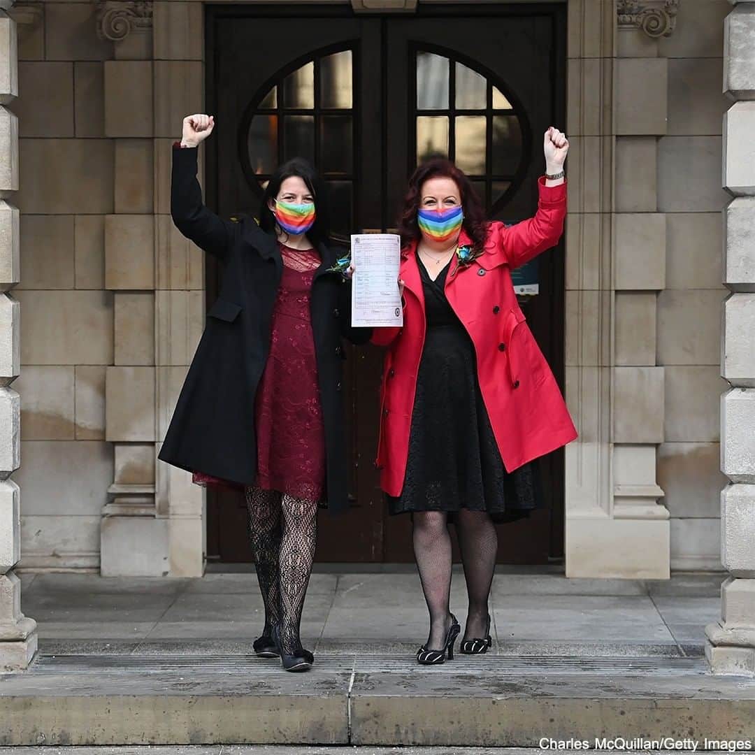 ABC Newsさんのインスタグラム写真 - (ABC NewsInstagram)「Two women—Cara McCann and Amanada McGurk—who helped lead the Love Equality campaign for same-sex marriage rigts in Northern Ireland, hold their marriage certificate on display after leaving Belfast City Hall. #samesexmarriage #lgbtq #gayrights #love #equality #northernireland #international」12月10日 0時40分 - abcnews