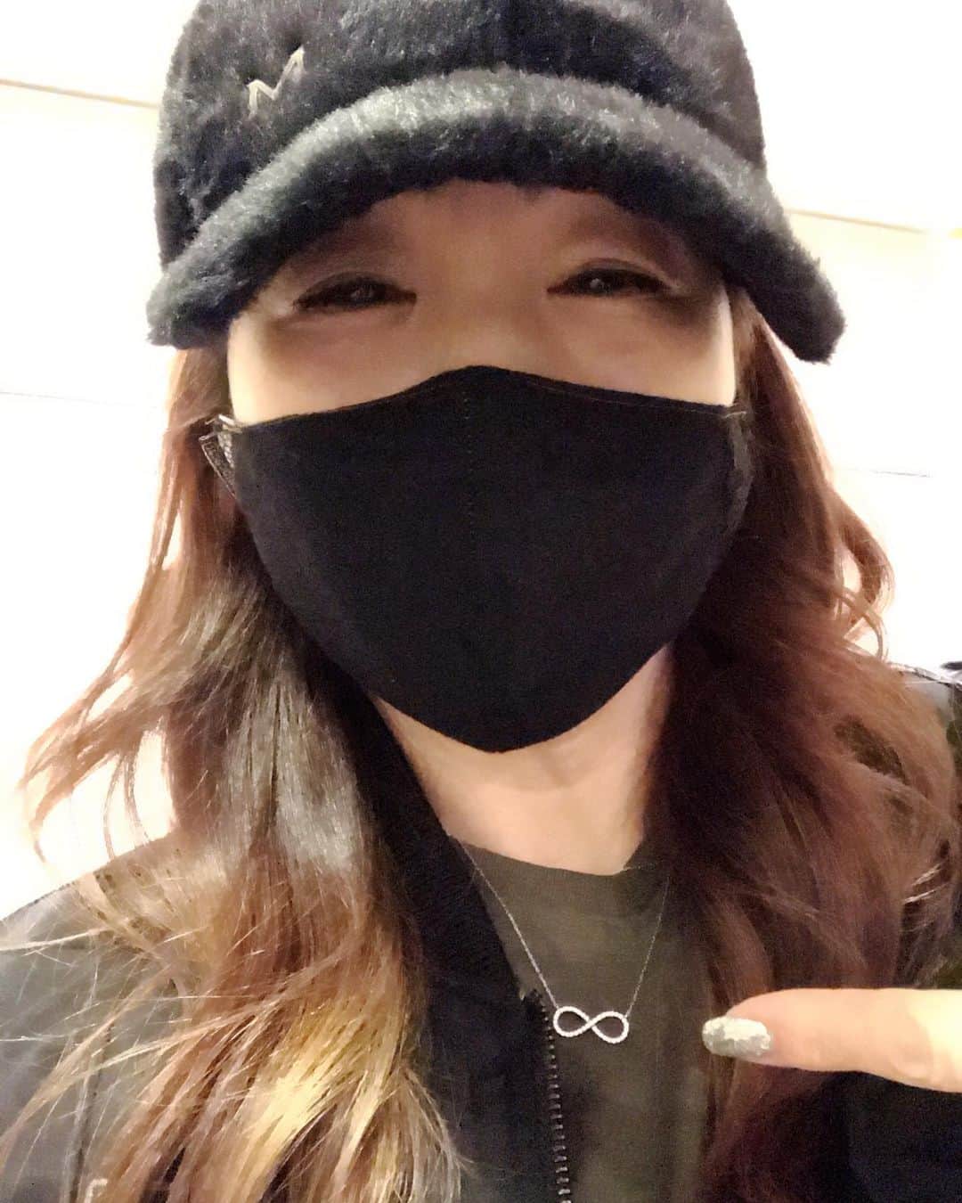 井上貴子のインスタグラム：「突入しました^ ^ 今年も年に2回の大掃除月間。  約15日かけて ひと部屋…1箇所ずつ 丁寧にホコリを落とし  白いものは白く 光る色はギンギンに！！  爪は折れるし 筋肉痛にもなるし 腰痛も目の疲れも出てくるけど  やめられない（笑）  楽しみなんだよねー。 そして仕事や用事も入ってくるから  スケジュール調整を 月初めに行うの。  大掃除のスケジュールね。  たまに 食事も水を飲むことも忘れて  没頭してしまうので タイマーセットして 休憩挟みながら 自分を守ったりして（笑）  明日はトマトを摘みに行くので 大掃除はおやすみ！  と思ったら  社長が  戻ったら 道場の大掃除をやるよ！  って…  やるんだね（笑）  Happyで^ ^  コロナ禍に携わる 全てのお仕事の皆様。  心から 感謝しています。  引き続き油断せず お気をつけて お過ごし下さいませ。  #井上貴子  #LLPWX #女子プロレス #紅緒と柊音 #トイプードル #神取忍 #大掃除 #TikTokはじめてみた #Twitterも見てね #感謝 #STOPCOVID19」
