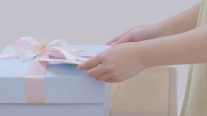 菊井亜希のインスタグラム：「"MY FIRST DOMO"  この度12月にリニューアルされた ドモホルンリンクル サプライズでお試しさせて頂きました☺️ リアルに脚本のない状況でカタカタしている私ですが…笑　よかったらしばらくの間フル尺をプロフィールに貼っておきますので、checkしてみてください😊  30代お肌の悩みもあれこれ尽きない… ドモホルンリンクルに手を出すのは最後の砦だと思っていたけど、使ってみるとあらビックリ✨ これを見て少しでも、身近に感じてもらえたら嬉しいです☺️」