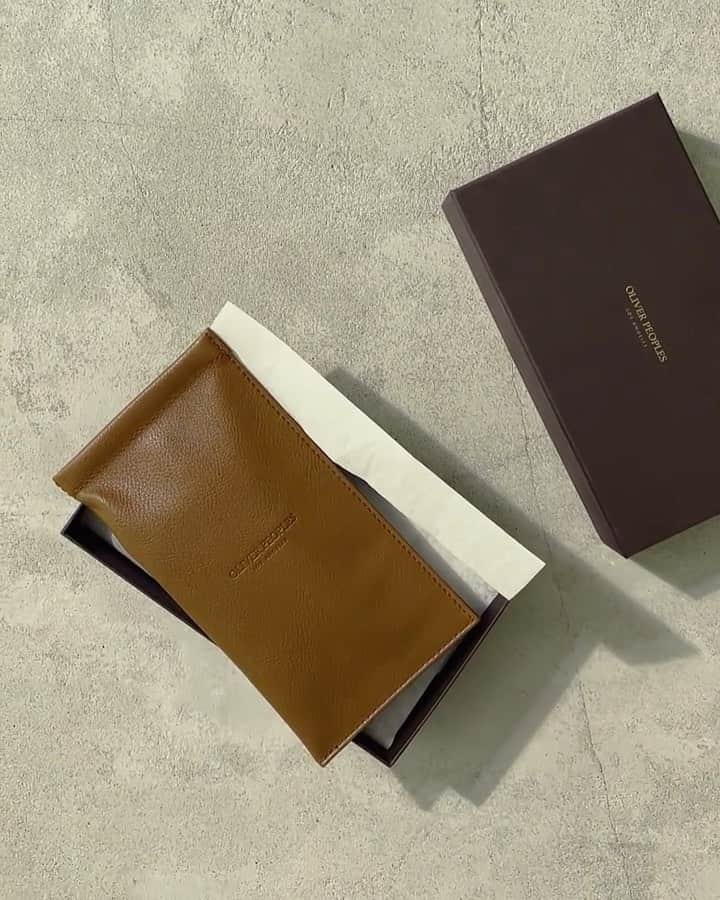 のインスタグラム：「Introducing the Genuine Leather Case. Made in Italy, the leather case is perfect for a day on the go and is available in three sizes and colors. Featuring a pinch closure, a plush-lined interior for added protection, and a debossed #OliverPeoples Los Angeles logo.」