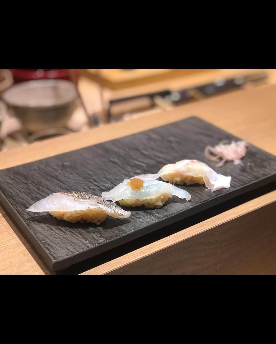 島崎由莉香さんのインスタグラム写真 - (島崎由莉香Instagram)「. . 🍣 . . 秋葉原　鮨つばささん ( @akihabara_sushi_tsubasa_tokyo )で お寿司お腹いっぱい食べてきたよ〜💜 . どれも美味しくて本当に幸せな時間だった、、 ウニとイサキが特にお気に入りでしたっ . . ご馳走様でした♪ . . . . .」12月10日 1時02分 - yurika_shimazaki