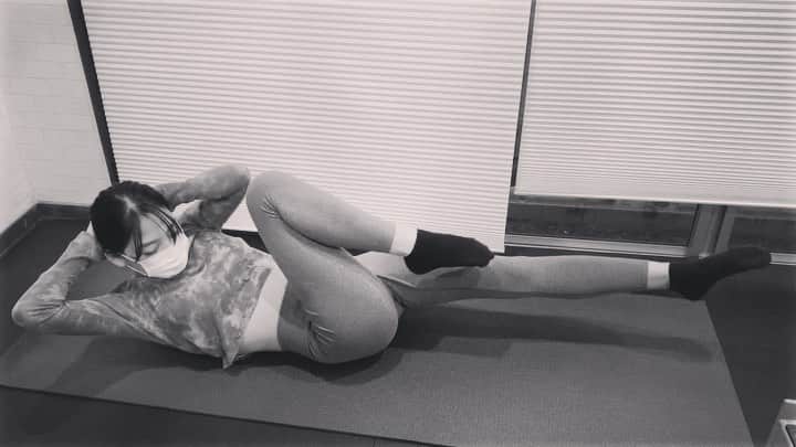 仲美咲のインスタグラム：「実は1ヶ月ほど前から少しずつジムに行き始めてます🏋️‍♀️ . これ毎回ウォーミングアップで200回近くやります🔥🔥 . 今日は腹筋をこれでもかとやって、下半身と腕。 太ももプルプルで帰宅です。 . 毎回ハードだけどやったあとは体がシャキッとして気持ちいの〜🤸‍♂️☀️ . 週一で今のところつづいてる！頑張って続けます！ . お風呂上がりはオイル使ってしっかりストレッチとマッサージ🌿 . #ジム#トレーニング#パーソナルトレーニング#腹筋#筋トレ#引き締め#美容#model」
