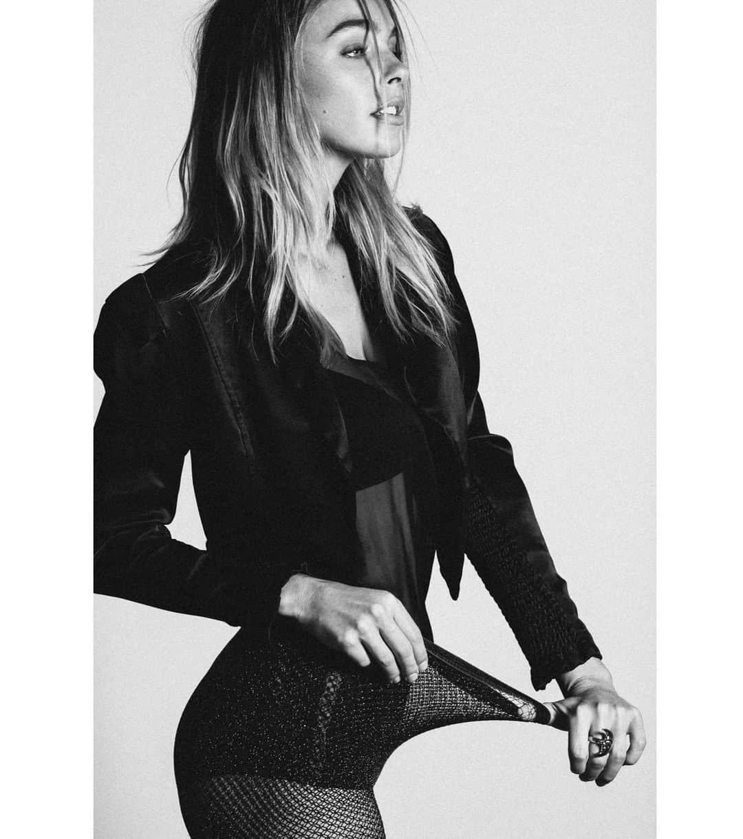 Elizabeth Turnerのインスタグラム：「excited to get creative with my photographer and artist friends and do some fun shoots 📸✨💉💊 #2021 #vaccine #fashion #fun」