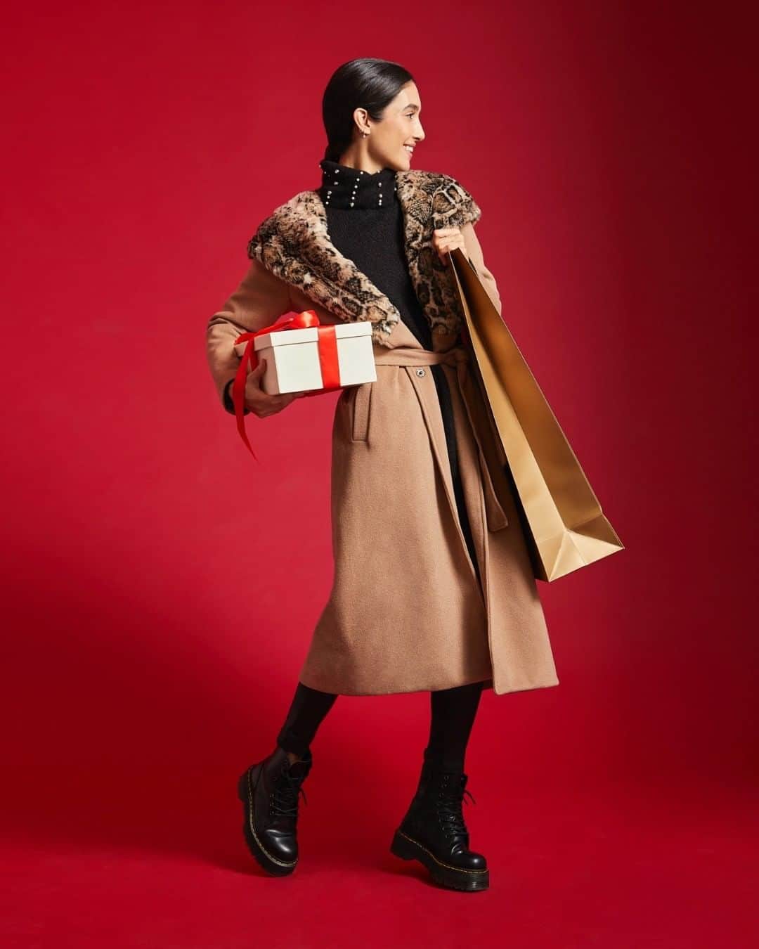 のインスタグラム：「Wild coat, wild vibes.  #FW2021 #fw2021collection #iloveMet #urbanattitude #feminine #womancollection」