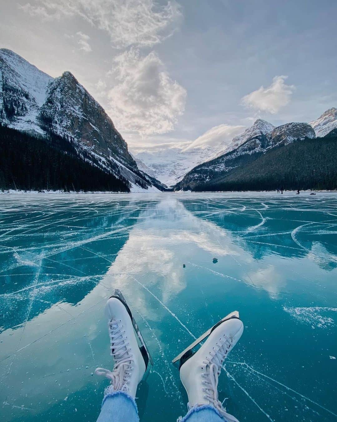 Explore Canadaのインスタグラム：「“First time skating on Lake Louise today! In the 13 years I’ve lived in Alberta, I’ve never had this unique opportunity before, so I was pretty stoked!” - @hannahliang⁠ ⁠ Skating on the iconic Lake Louise in the Canadian Rockies is one of many nice experiences that winter has to offer. Named as one of the 10 best skating rinks in the world by CNN Travel, Lake Louise is regularly maintained by @fairmontcll so you can enjoy top notch skating!⁠ ⁠ It doesn’t matter if you’ve lived in Canada your whole life or are just visiting for the very first time there is always something incredibly nice to do nearby. ⁠ ⁠ *Know before you go! Check the most up-to-date travel restrictions and border closures before planning your trip and if you're travelling in Canada, download the COVID Alert app to your mobile device.*⁠ ⁠ 📷: @hannahliang_⁠ 📍: @banff_lakelouise @travelalberta⁠ ⁠ #MyBanff #ExploreAlberta #AlbertaNice #ExploreCanada #CanadaNice⁠」